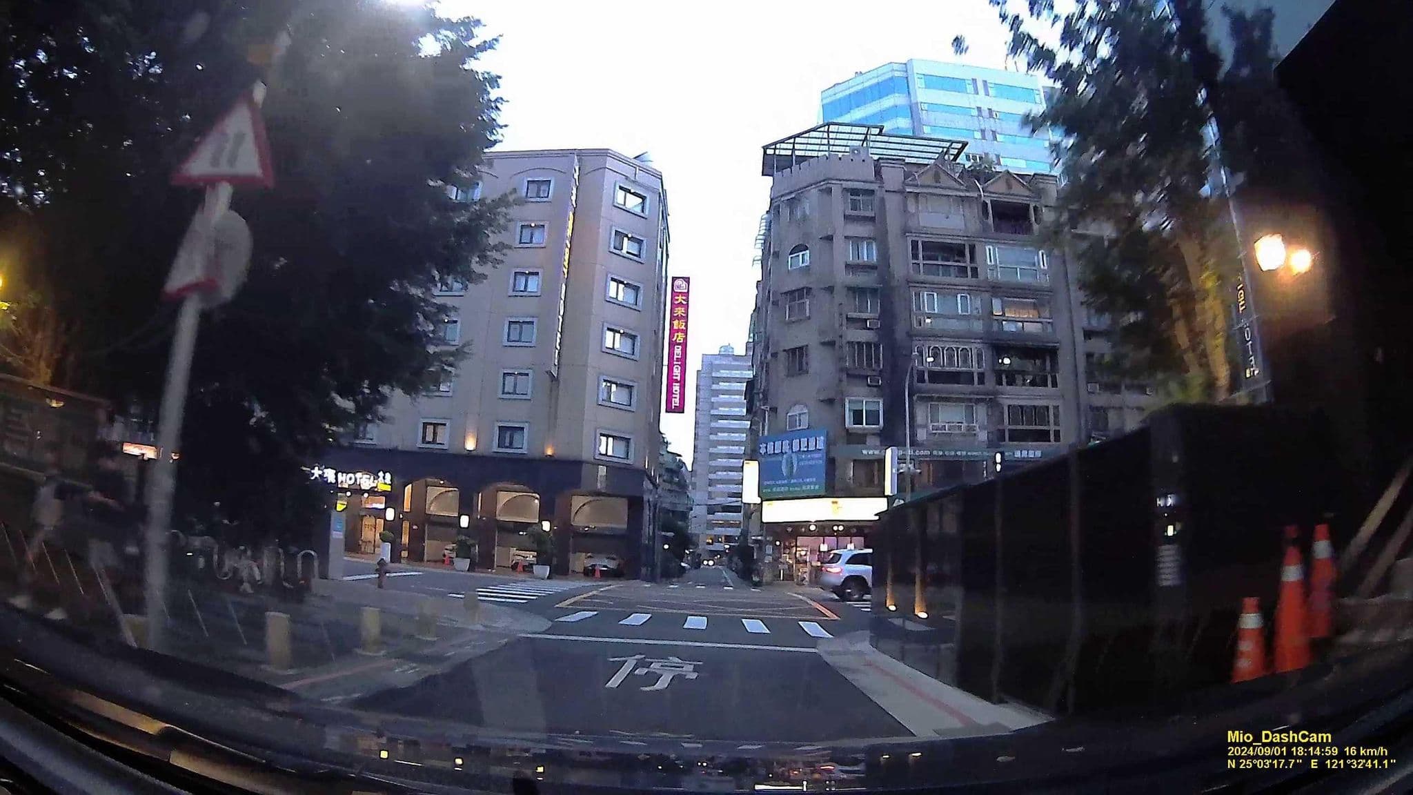 Street view near 大來飯店 Delight Hotel, Taipei — © hcyen (CC BY-SA · Mapillary)