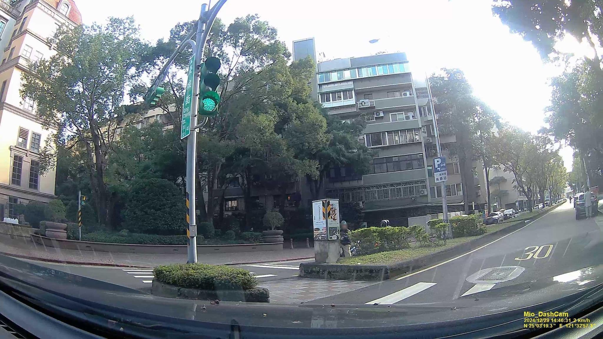 Street view near Mandarin Oriental, Taipei 臺北文華東方酒店, Taipei — © hcyen (CC BY-SA · Mapillary)