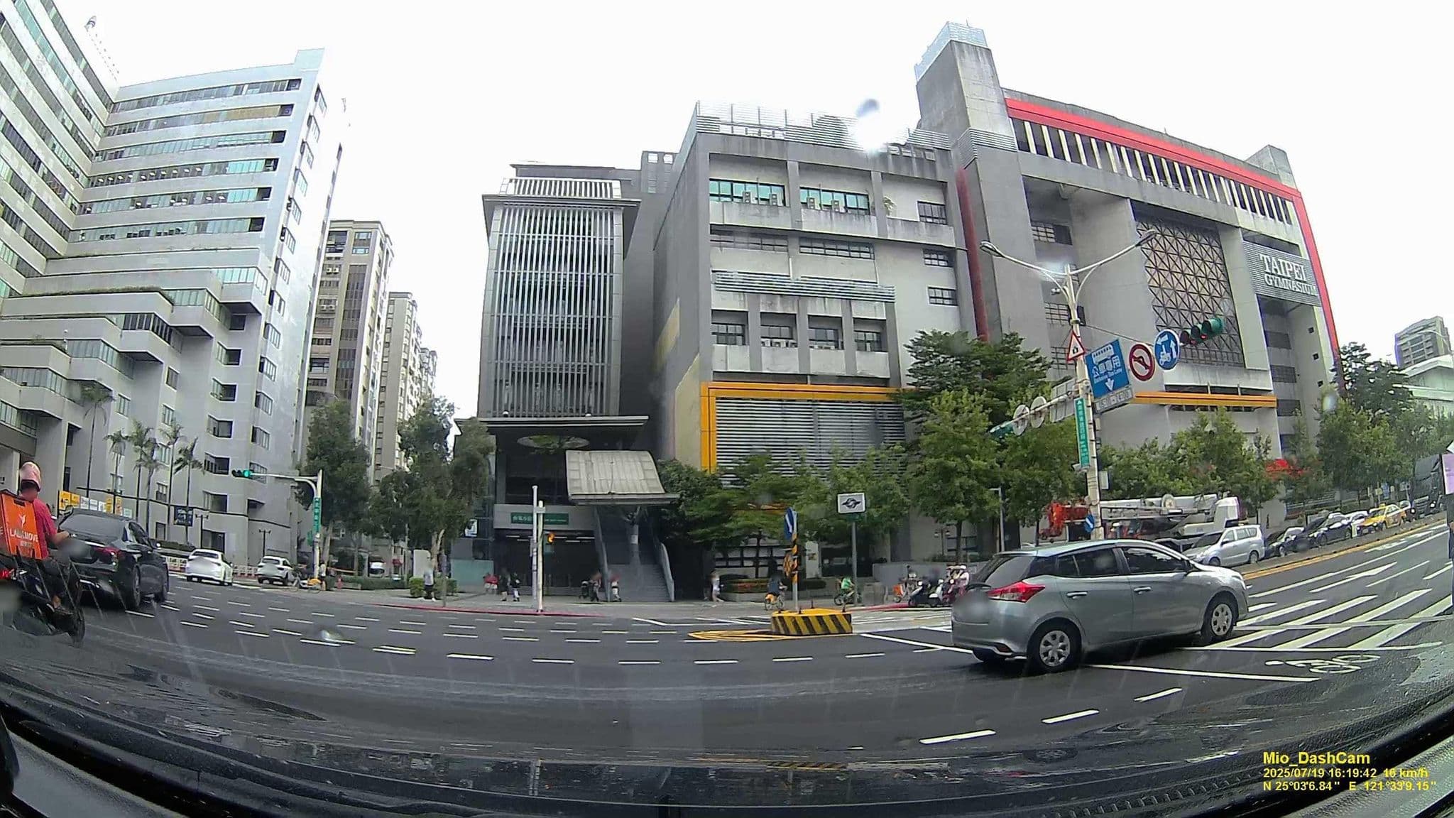 Street view near 首都大飯店 Capital Hotel, Taipei — © hcyen (CC BY-SA · Mapillary)