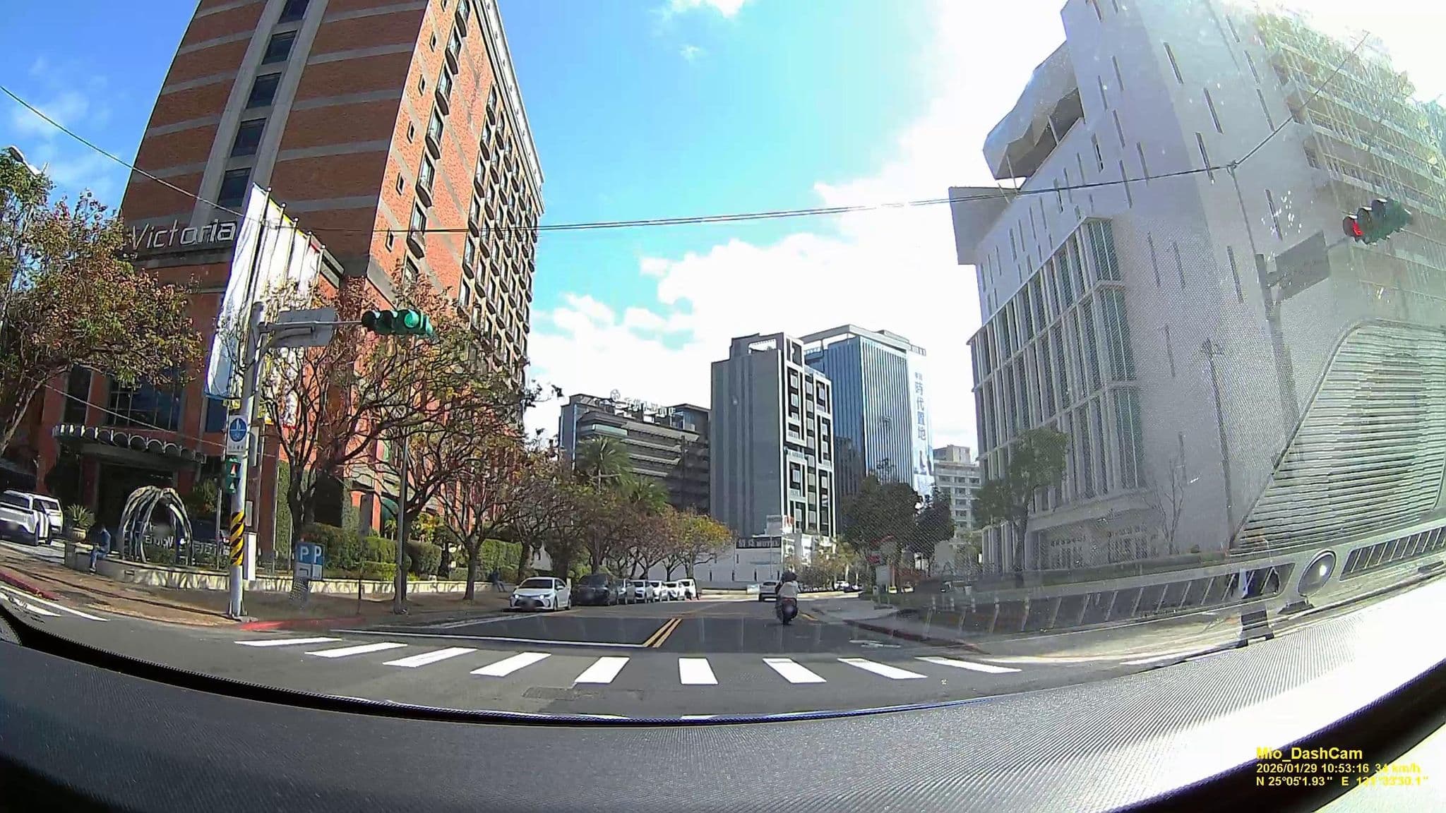 Street view near 維多麗亞酒店 Grand Victoria Hotel, Neihu — © hcyen (CC BY-SA · Mapillary)