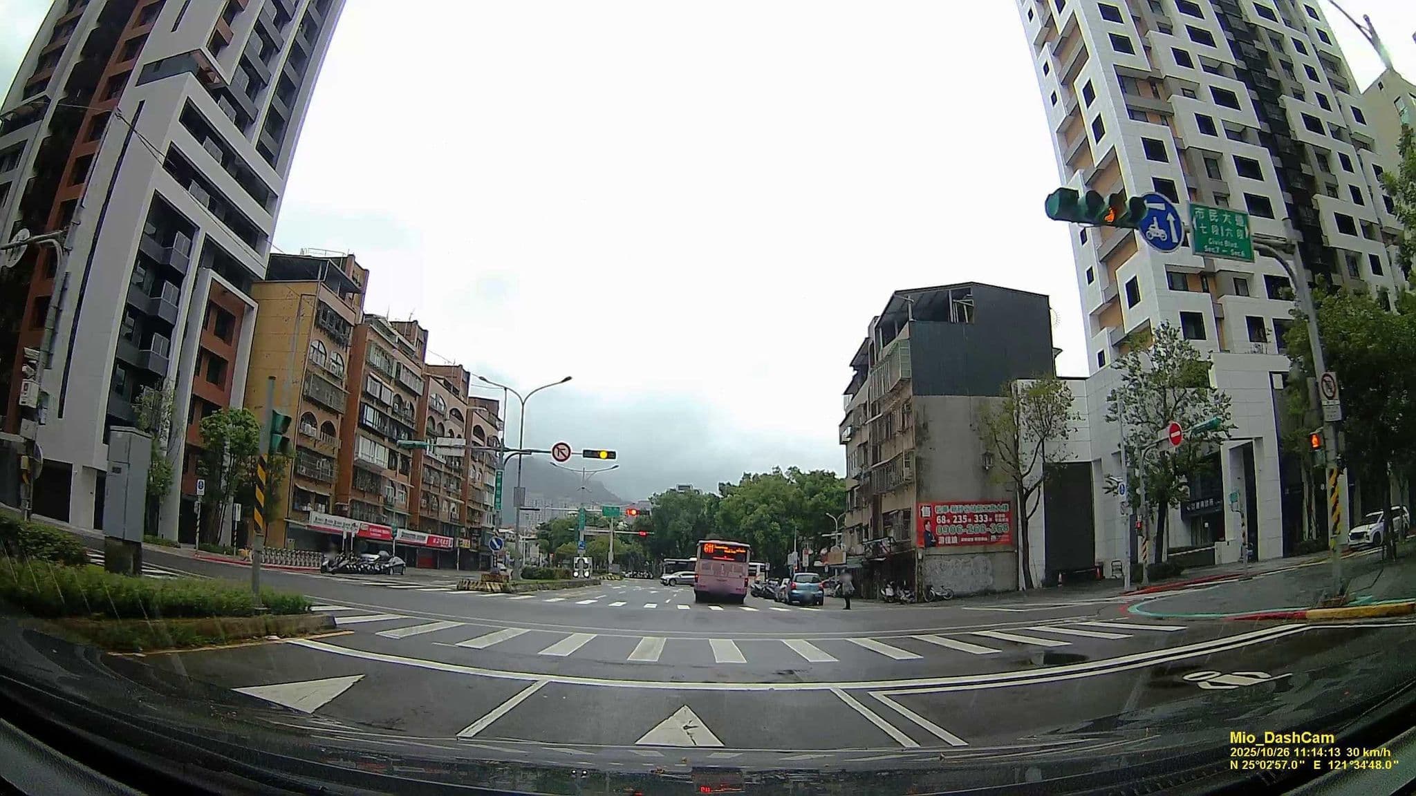Street view near 豪祥大旅社, Neihu — © hcyen (CC BY-SA · Mapillary)