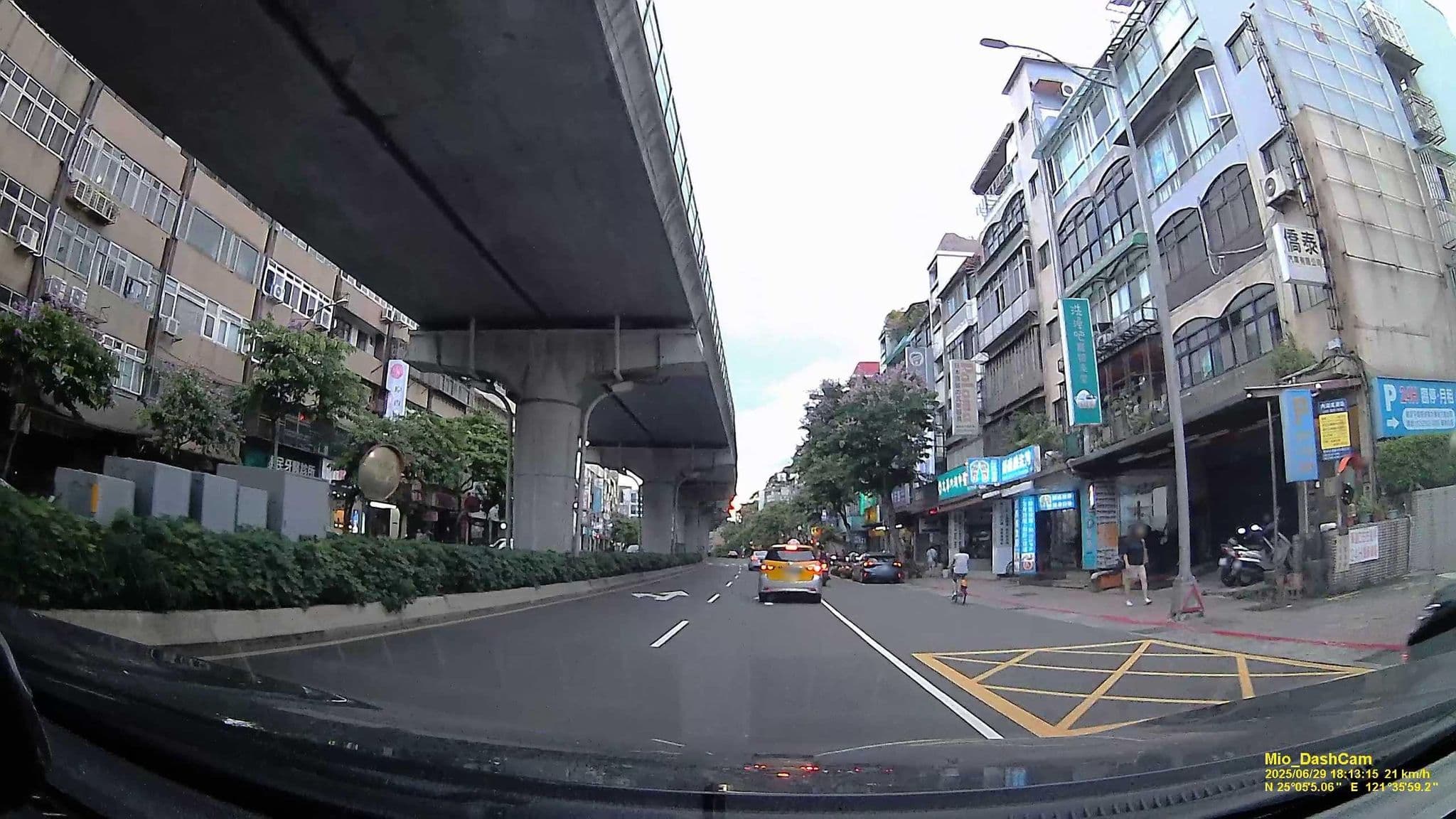 Street view near 仲信大湖商旅, Neihu — © hcyen (CC BY-SA · Mapillary)