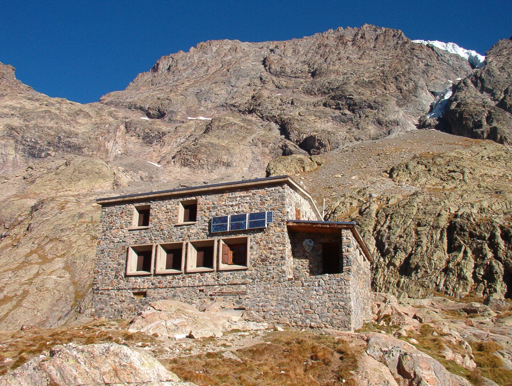 Refuge du Pelvoux (via Wikimedia Commons, Public domain)