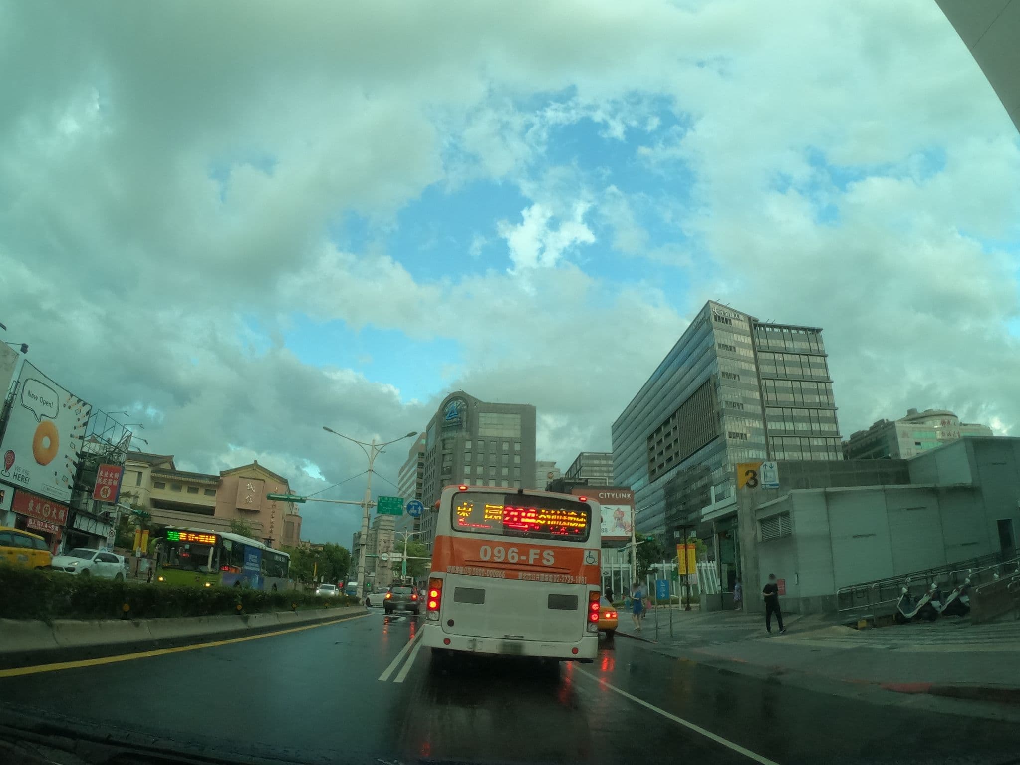 Street view near 松興旅社, Neihu — © heretpe2019 (CC BY-SA · Mapillary)