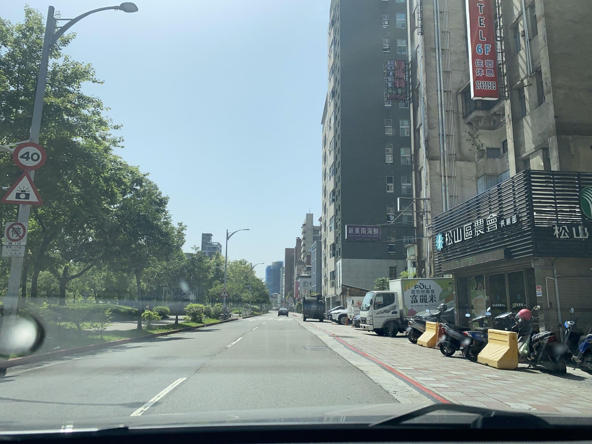 Street view near 首都大飯店 Capital Hotel Songshan, Neihu — © irvinfly (CC BY-SA · Mapillary)