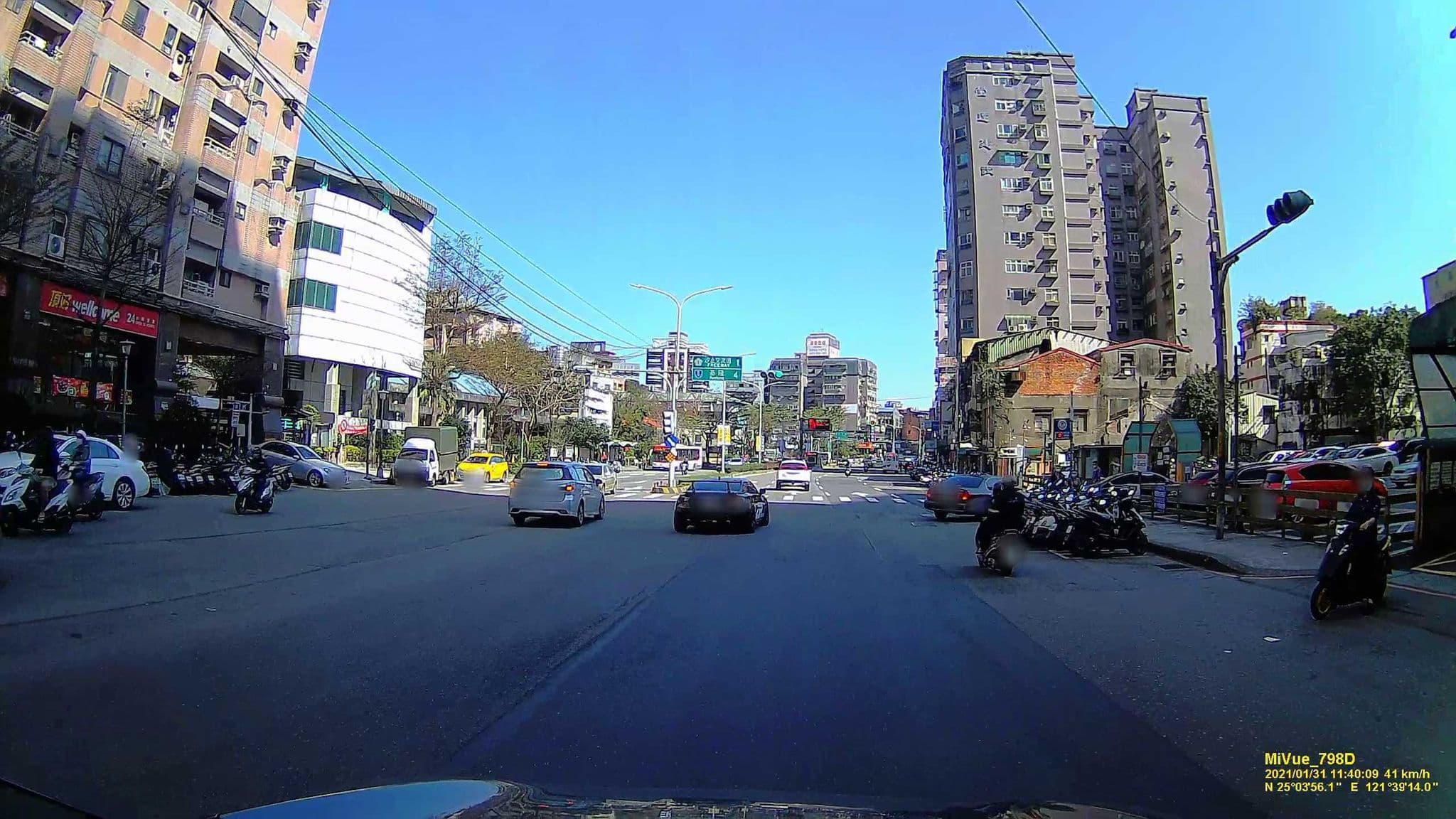 Street view near 麗湖大飯店, Xizhi — © hcyen (CC BY-SA · Mapillary)