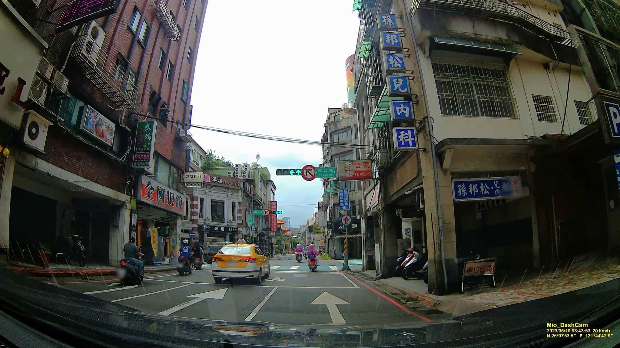 Street view near 阿樂哈大飯店, Keelung — © hcyen (CC BY-SA · Mapillary)