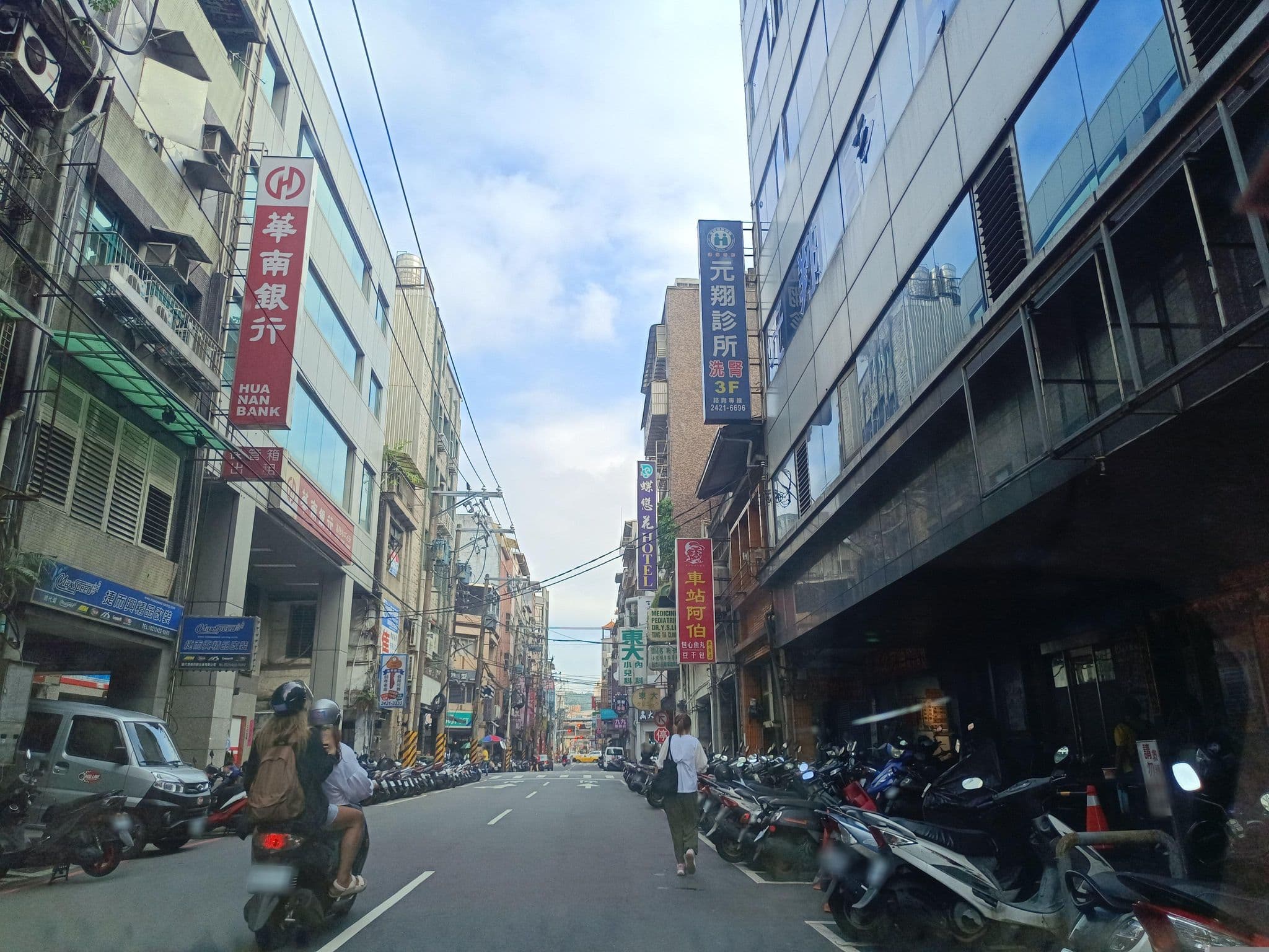 Street view near 同安旅社, Keelung — © hwumj (CC BY-SA · Mapillary)