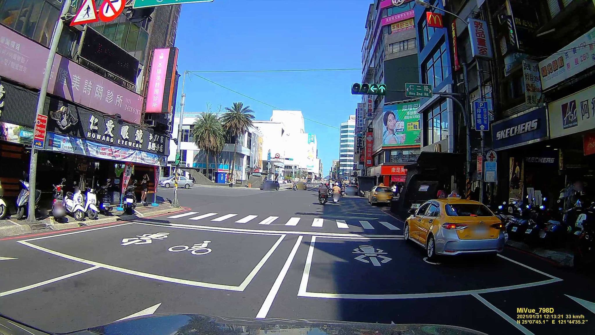 Street view near 輕旅背包客棧, Keelung — © hcyen (CC BY-SA · Mapillary)