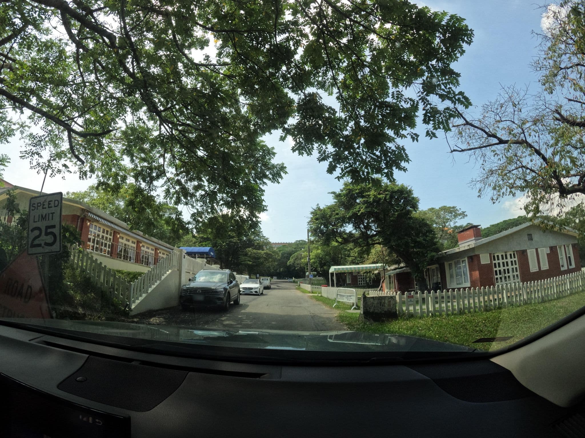 Street view near 美國渡假村 American Village, Neihu — © littlebtc (CC BY-SA · Mapillary)