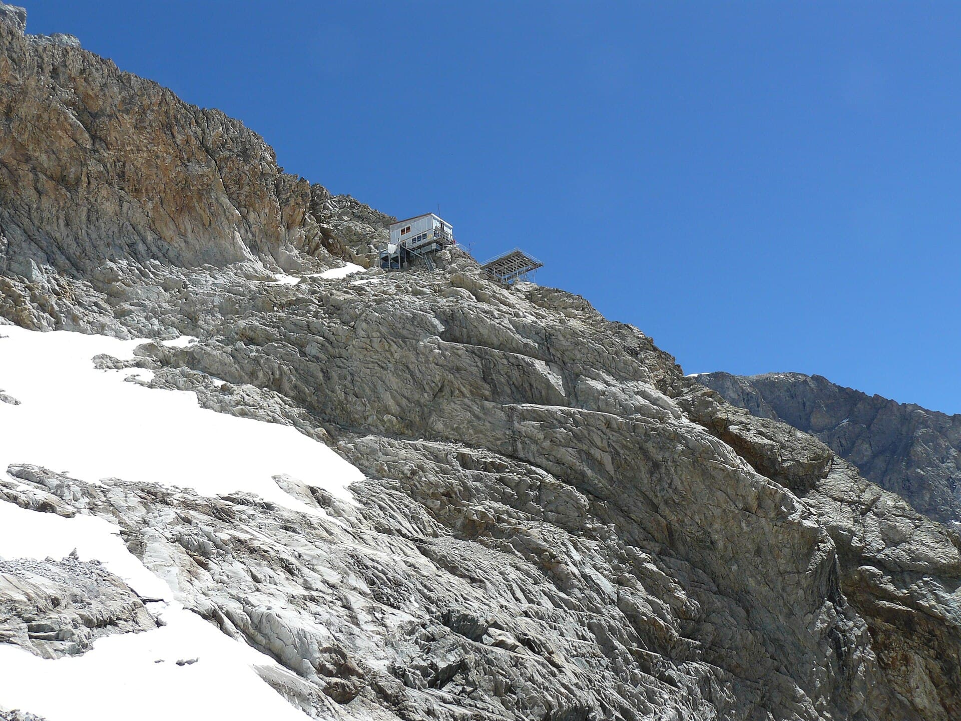 Refuge du Promontoire (via Wikimedia Commons, CC BY-SA 3.0)