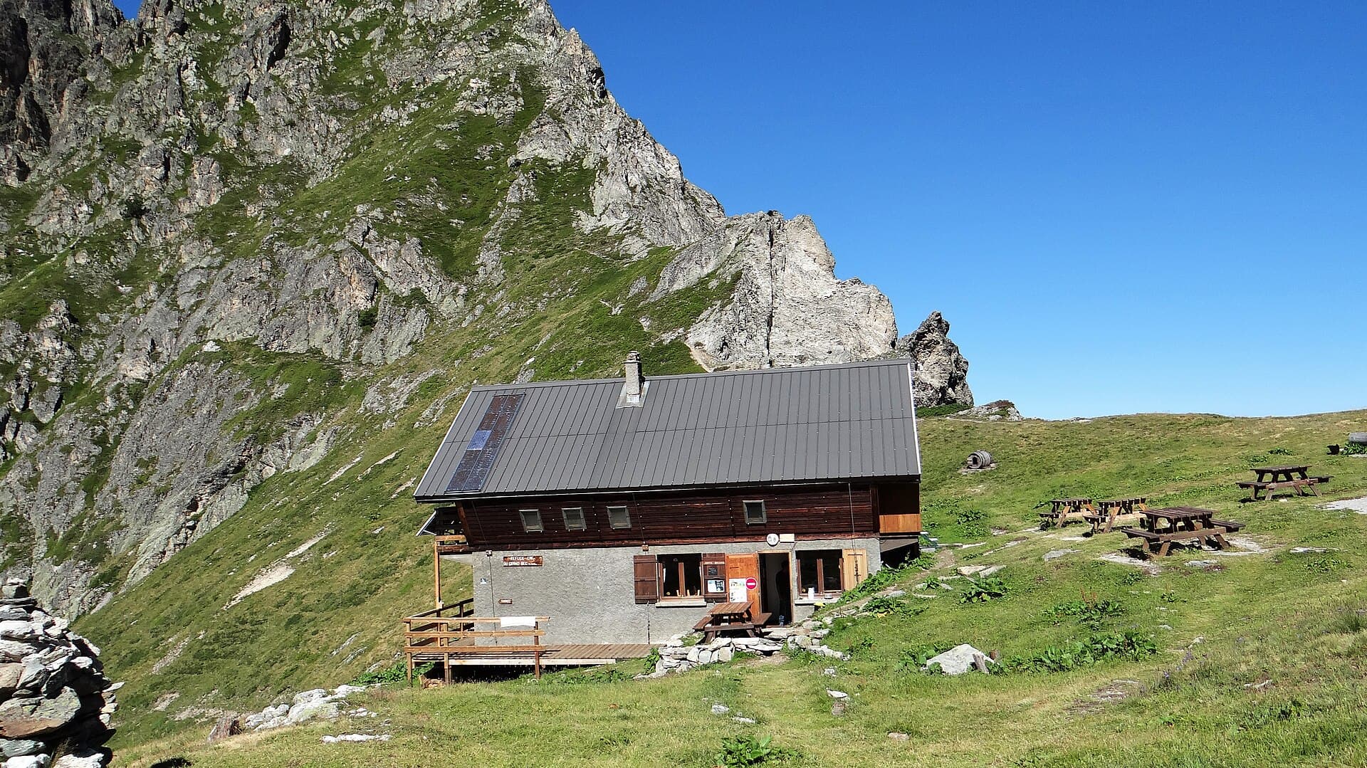 Refuge du Grand Bec (via Wikimedia Commons, CC BY-SA 4.0)