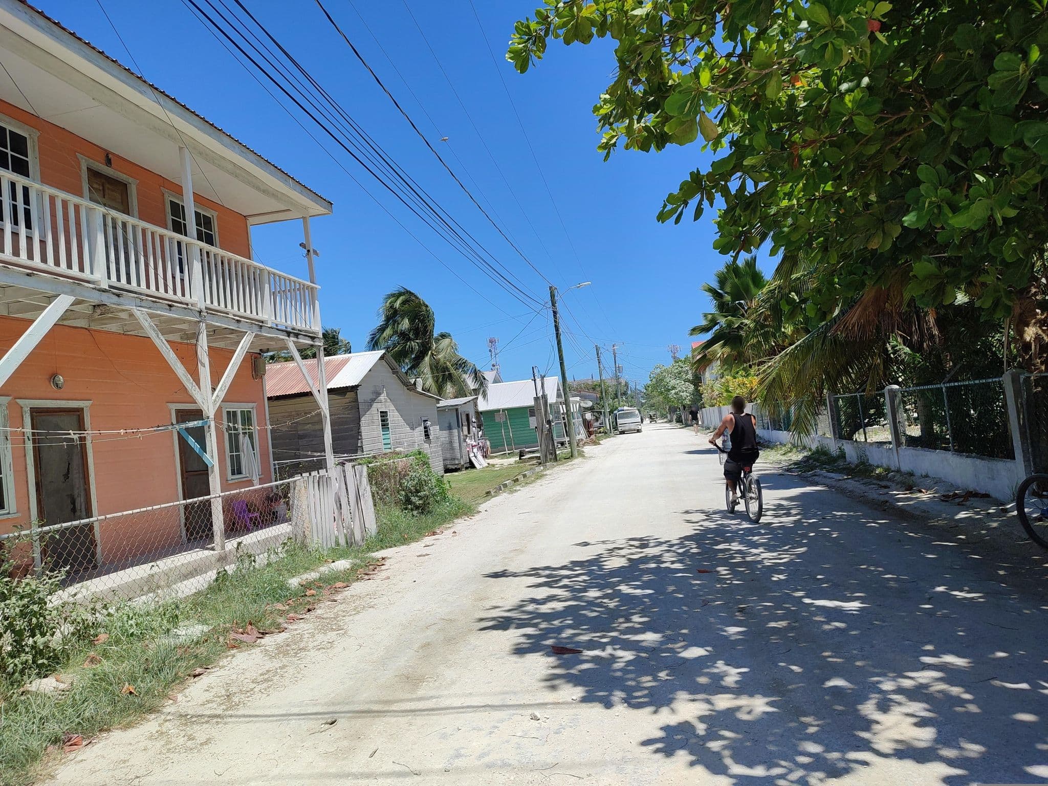 Street view near Travellers Palm Backpacker Hostel, Caye Caulker — © charlieplett (CC BY-SA · Mapillary)