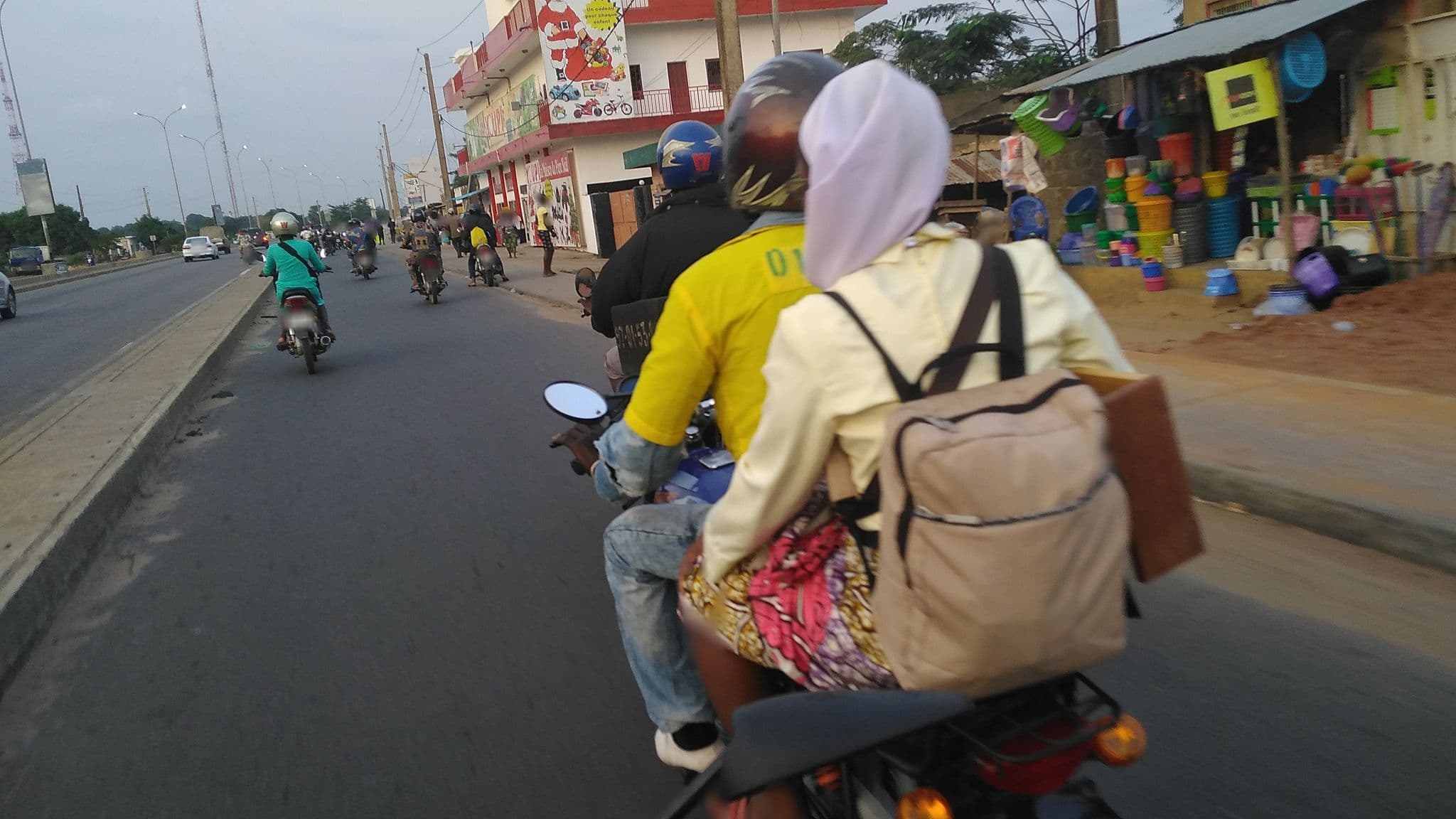 Street view near 下个星期。。。, Abomey-Calavi — © aurel_joys (CC BY-SA · Mapillary)