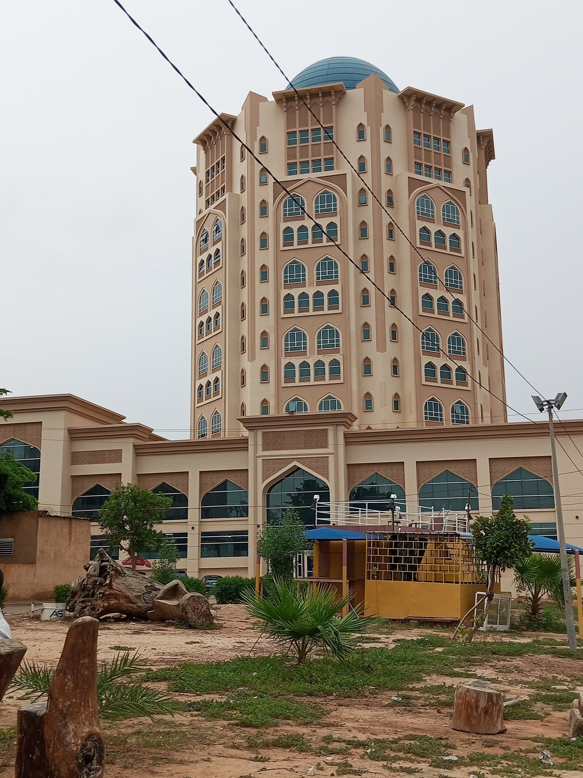 Niamey Mall & Residence (via Wikimedia Commons, CC BY-SA 4.0)