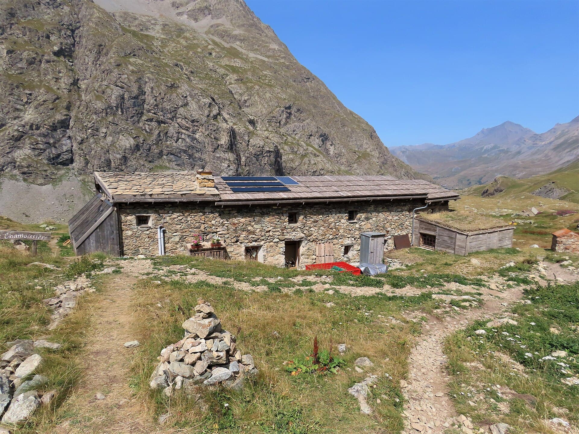 Chalet-Refuge de Chamoissière (via Wikimedia Commons, CC BY-SA 4.0)