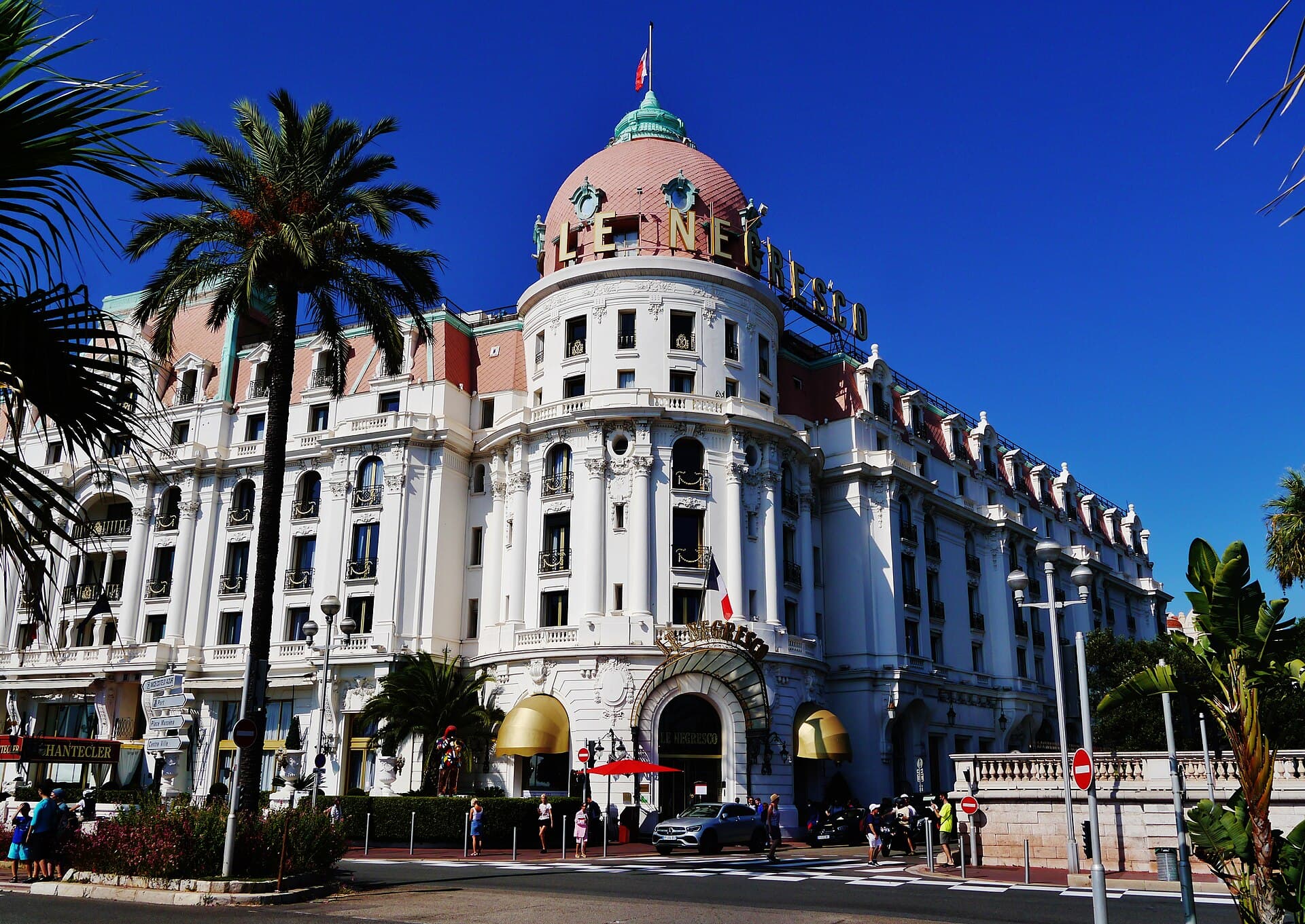 Hôtel Negresco (via Wikimedia Commons, CC BY-SA 4.0)