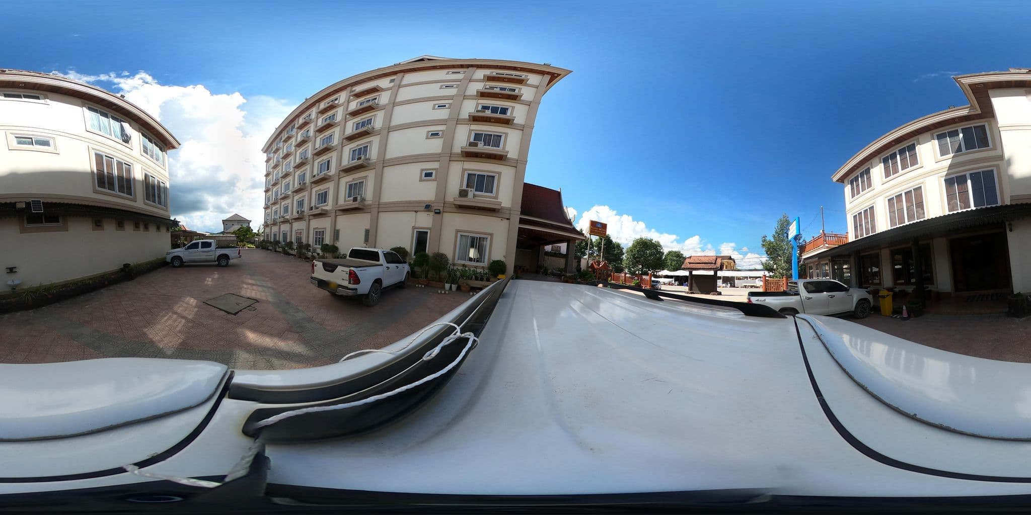 Street view near Fah Van Mai Hotel, Muang Phônsavan — © yuki_charo (CC BY-SA · Mapillary)