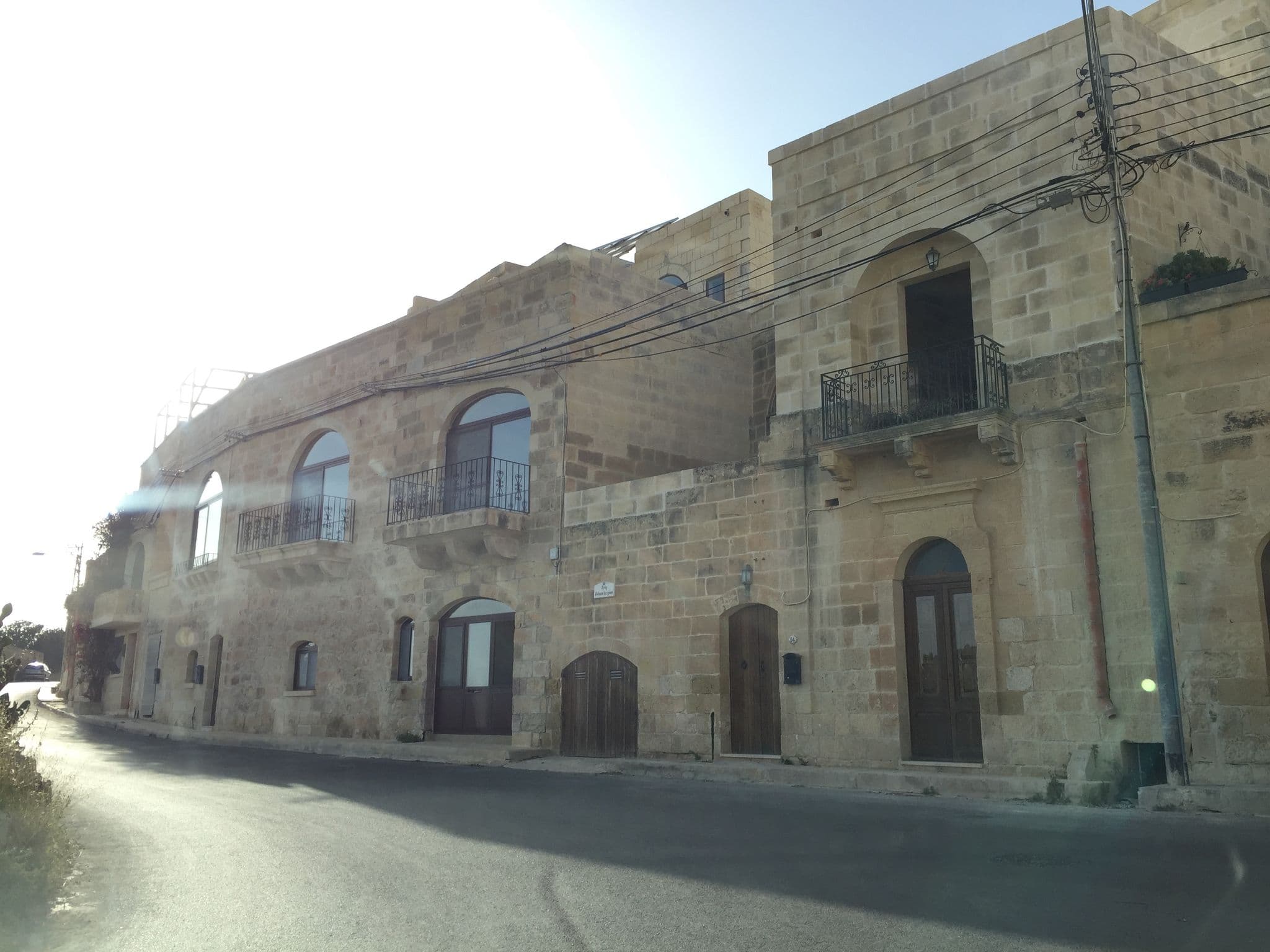 Street view near Bayview B&B, Qala — © richlv (CC BY-SA · Mapillary)