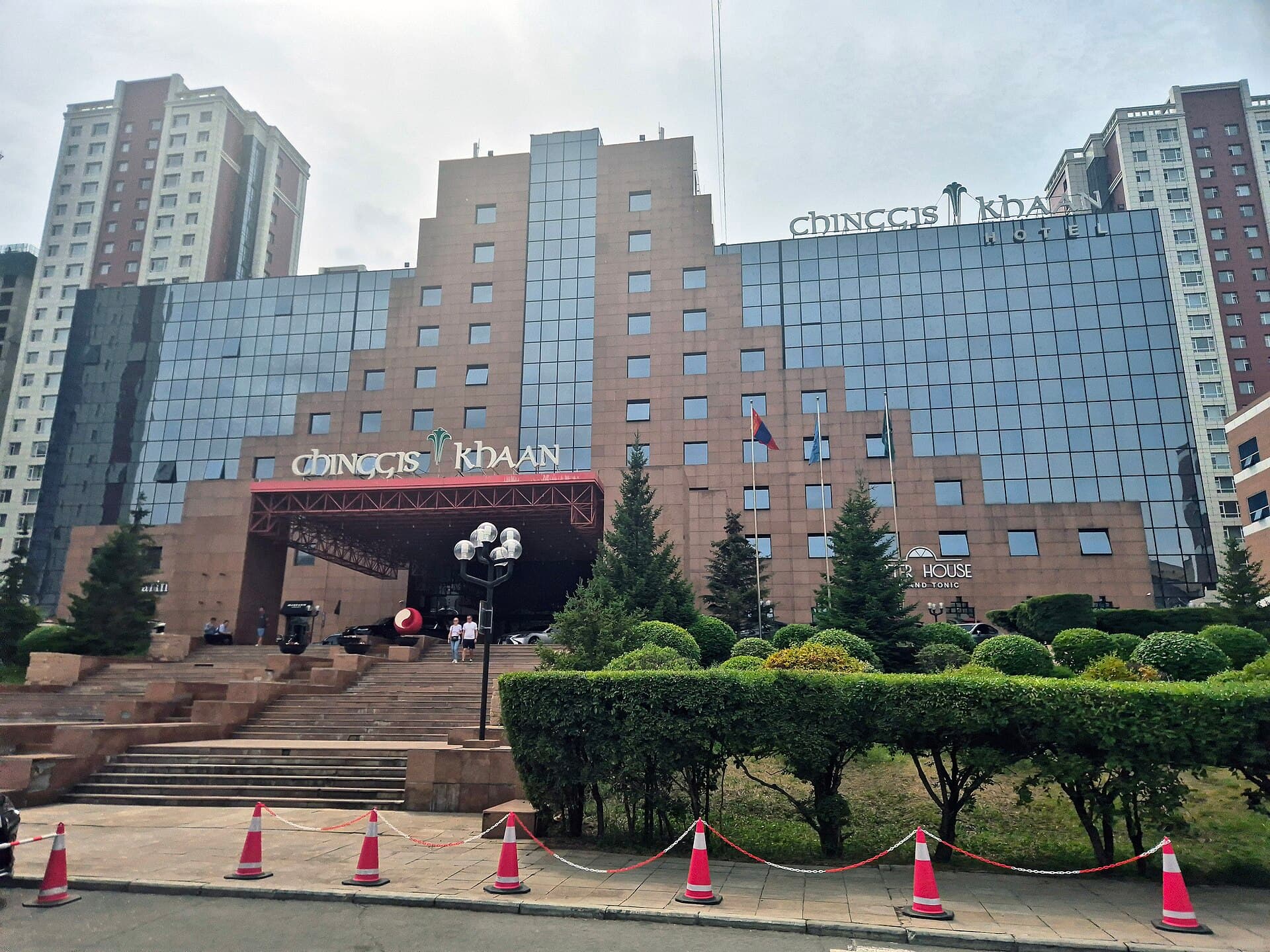 Chinggis Khaan Hotel (via Wikimedia Commons, CC BY-SA 4.0)
