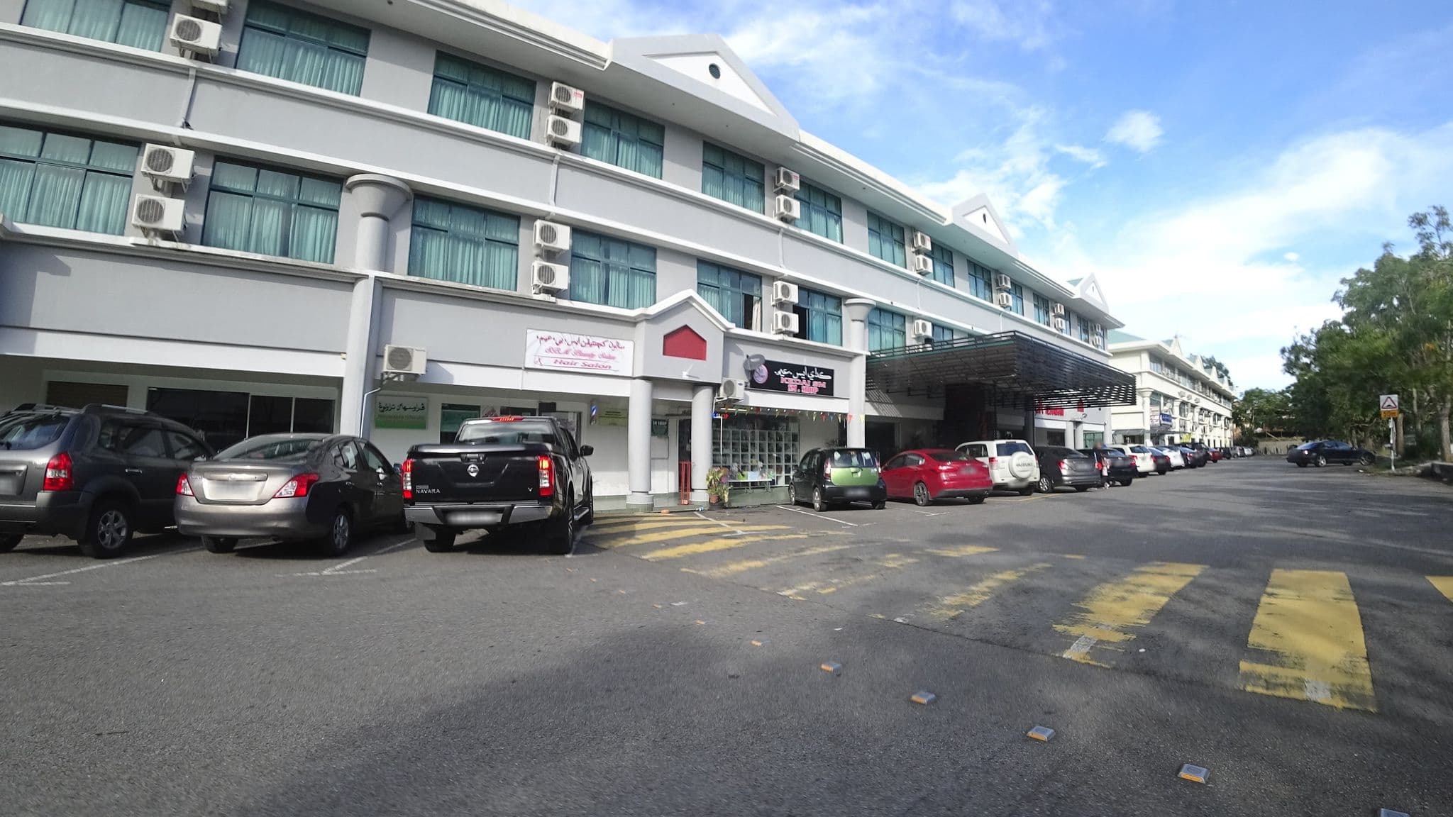 Street view near Park Garden Hotel, Kampung Jerudong — © raito (CC BY-SA · Mapillary)