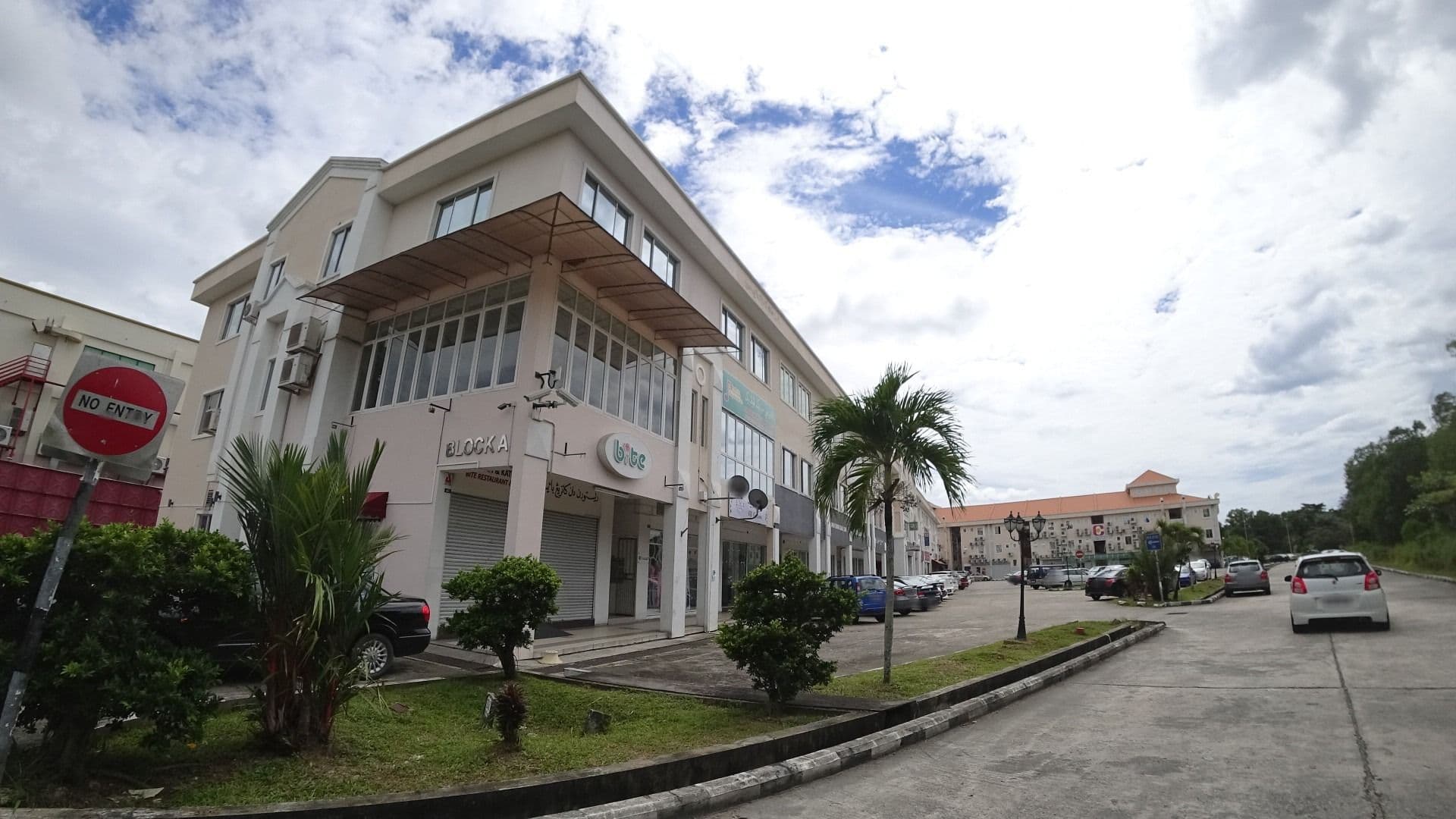 Street view near Riverview Hotel, Kampong Kiajong — © raito (CC BY-SA · Mapillary)