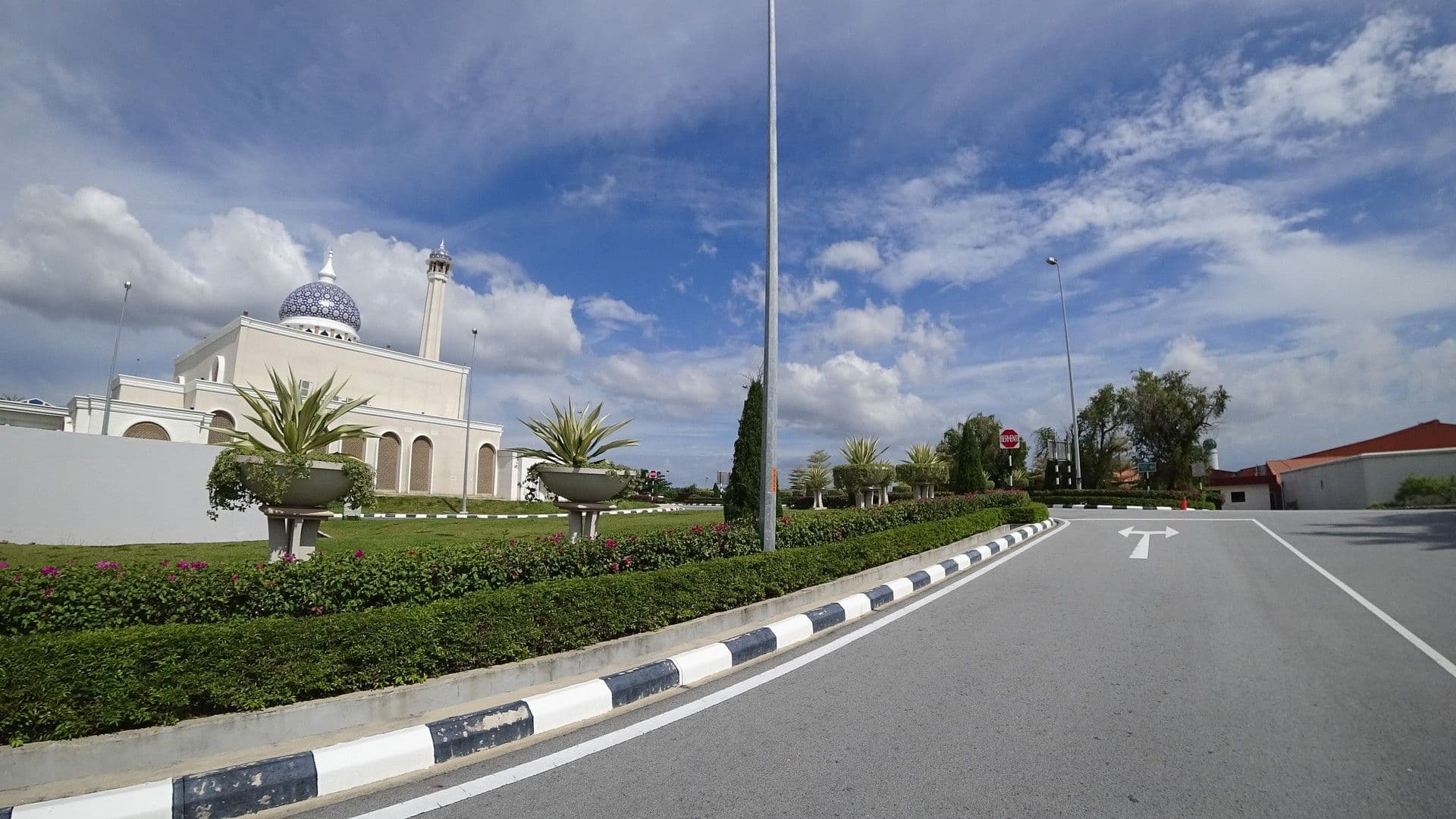 Street view near Nest Dayroom, Kampong Meragang — © raito (CC BY-SA · Mapillary)