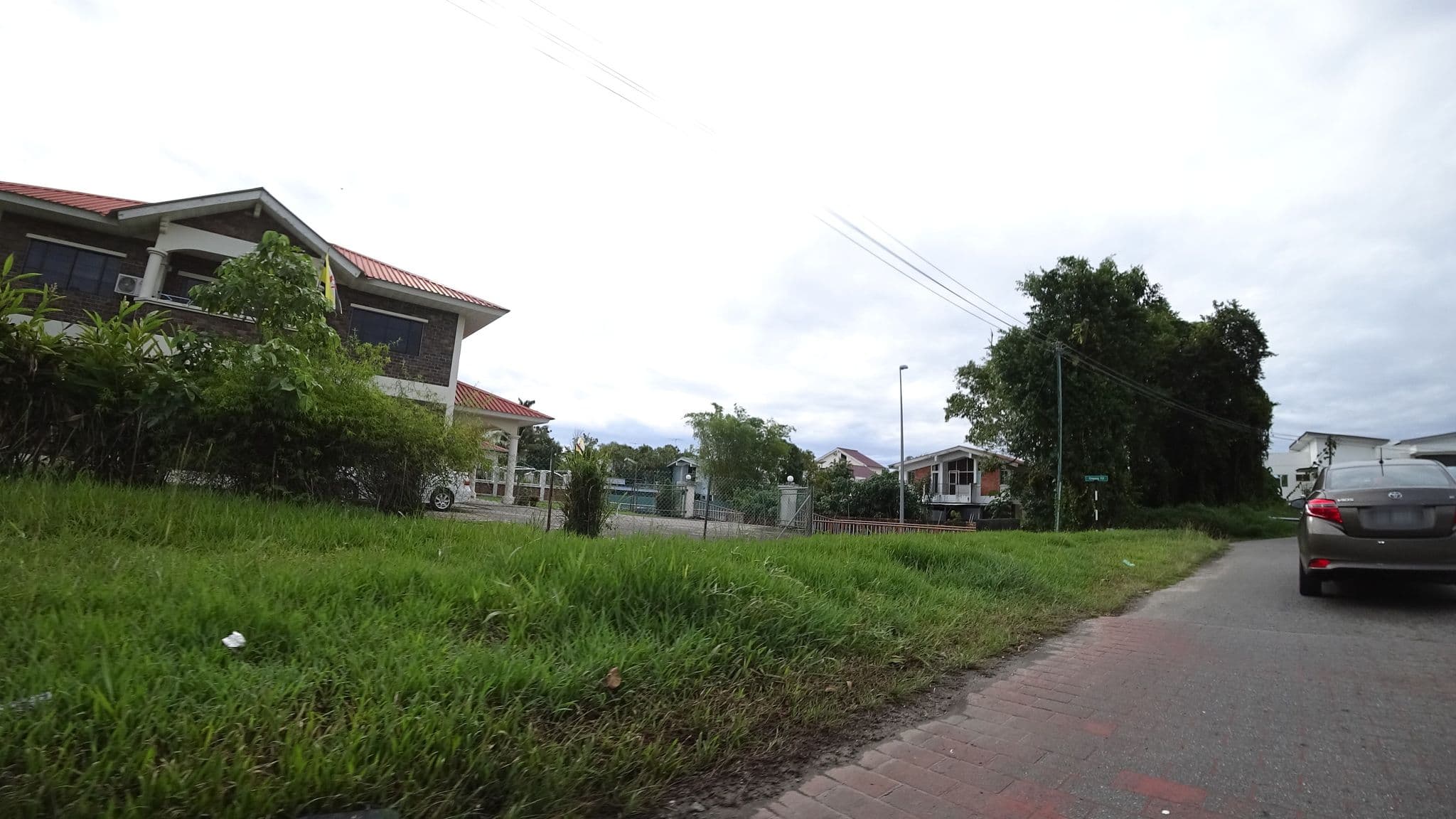 Street view near Roundabout Stadium ICC, Kampong Meragang — © raito (CC BY-SA · Mapillary)
