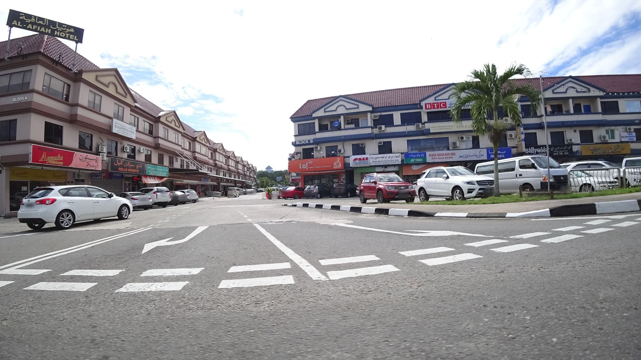 Street view near Al-Alfiah Hotel, Kampong Kiajong — © raito (CC BY-SA · Mapillary)