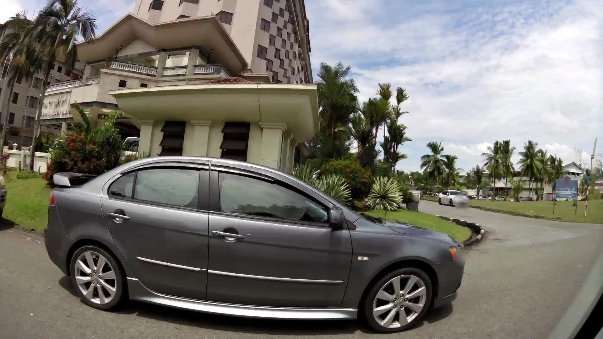Street view near The Empire Hotel Jerudong, Kampong Meragang — © kaartcam (CC BY-SA · Mapillary)