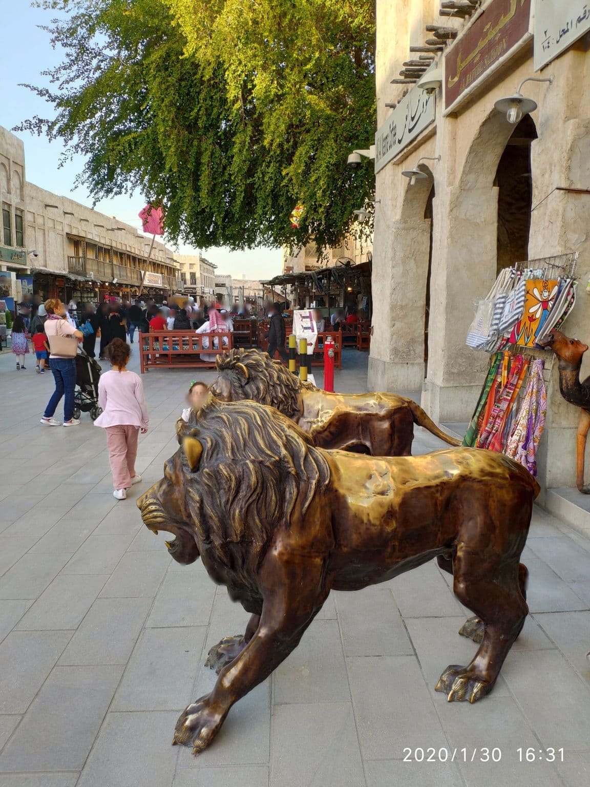 Street view near Al-khariss hotel, Farīq al Hitmī — © km2bp (CC BY-SA · Mapillary)