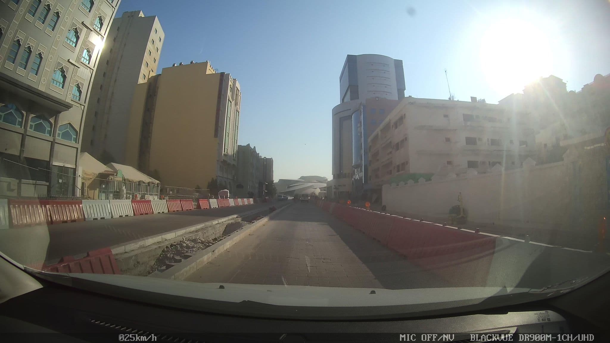Street view near Al Bustan Hotel, Al Hitmī — © kaart_2 (CC BY-SA · Mapillary)