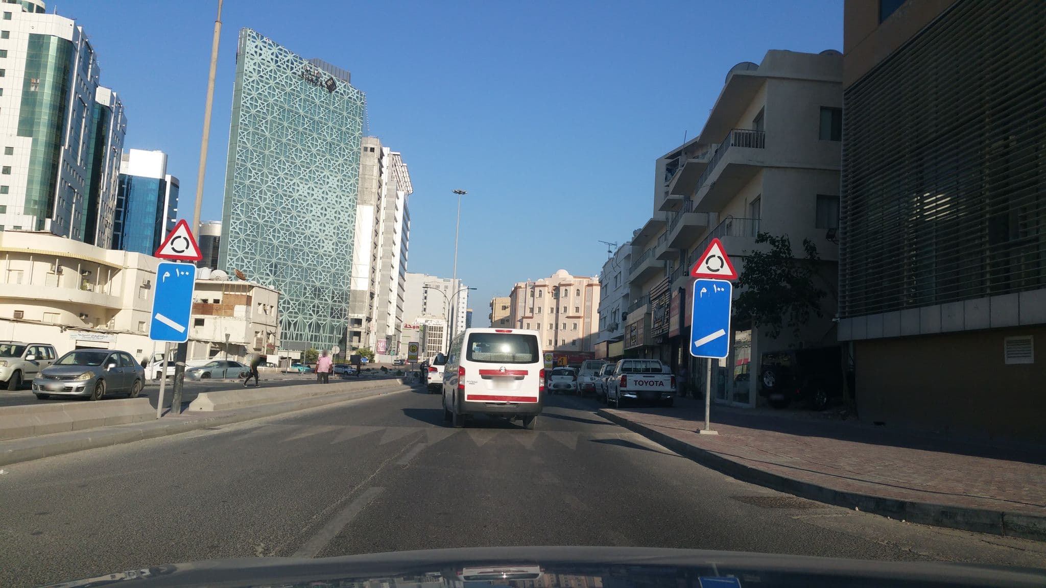 Street view near Kingsgate Hotel Doha, Farīq al Hitmī — © bobbyqat (CC BY-SA · Mapillary)