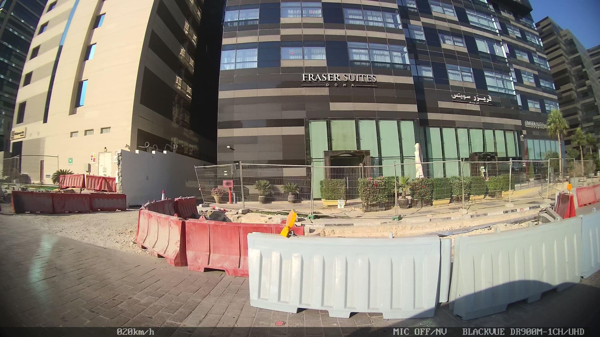 Street view near Fraser Suites, Al Hitmī — © kaart_2 (CC BY-SA · Mapillary)