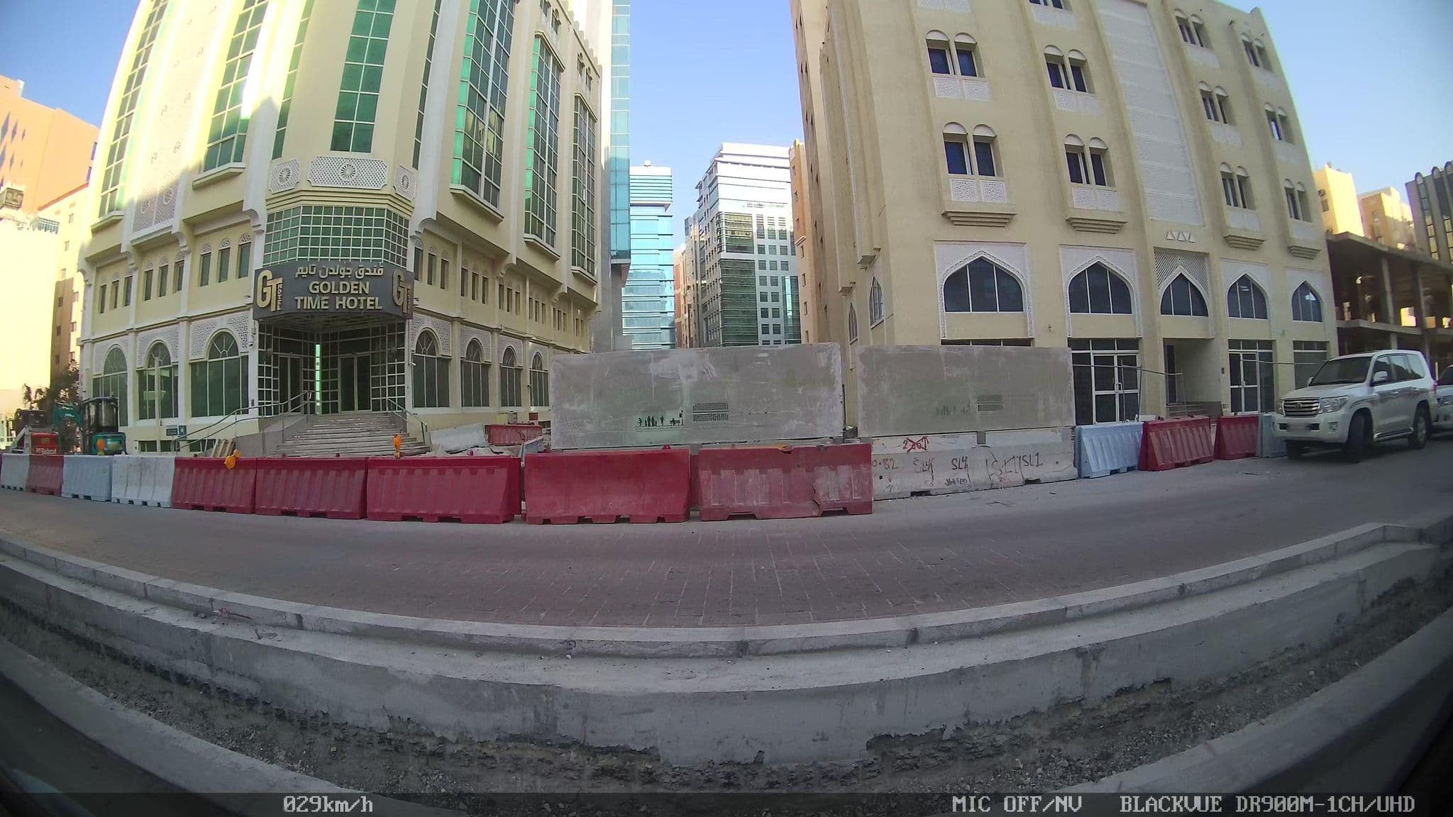 Street view near Al Seef Hotel, Al Hitmī — © kaart_2 (CC BY-SA · Mapillary)