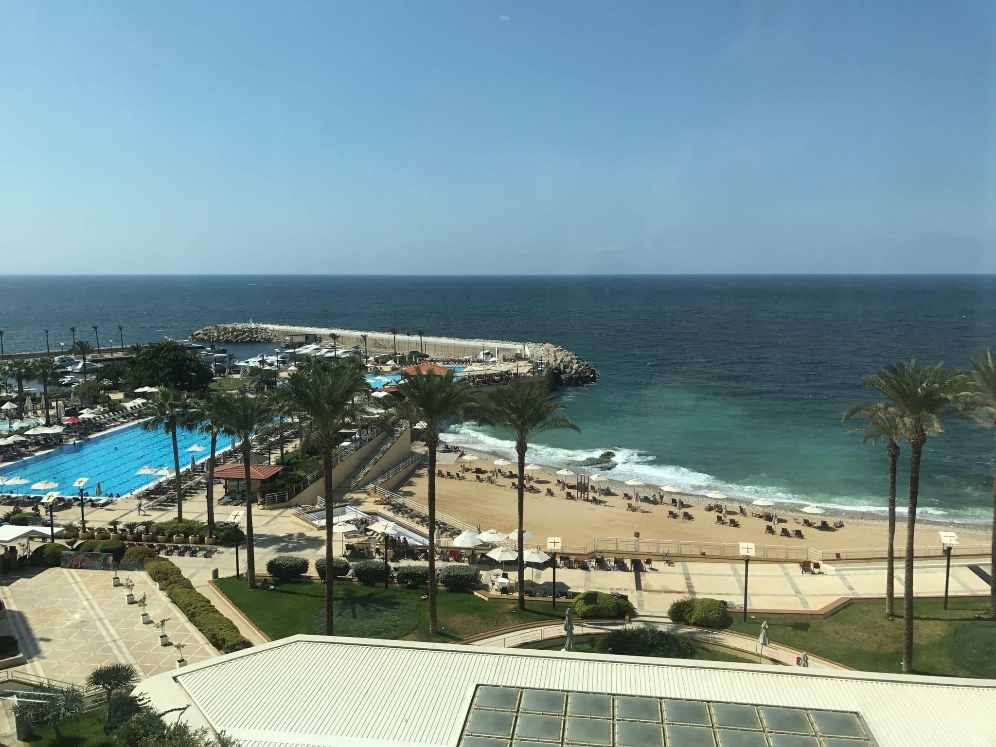 Street view near Mövenpick Hotel Beirut, Ra’s Bayrūt — © kp118 (CC BY-SA · Mapillary)