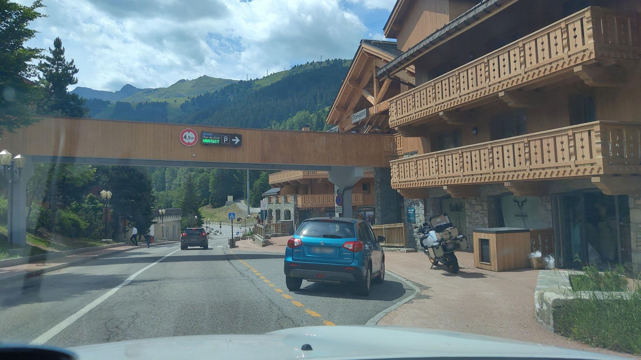 Street view near L’Hévana, Méribel — © MatthieuF4FNE (CC BY-SA · Mapillary)