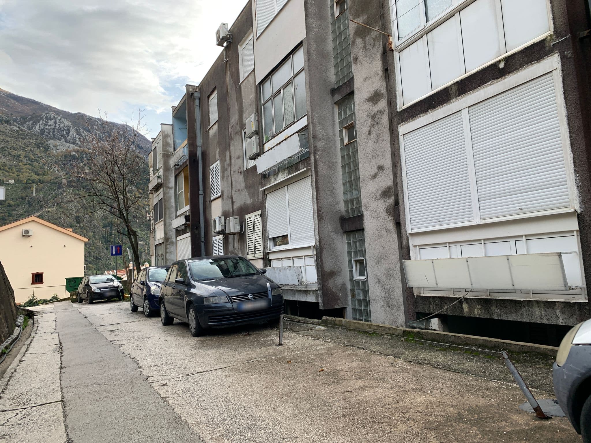 Street view near Los Olivos Apartments, Kotor — © egorka (CC BY-SA · Mapillary)