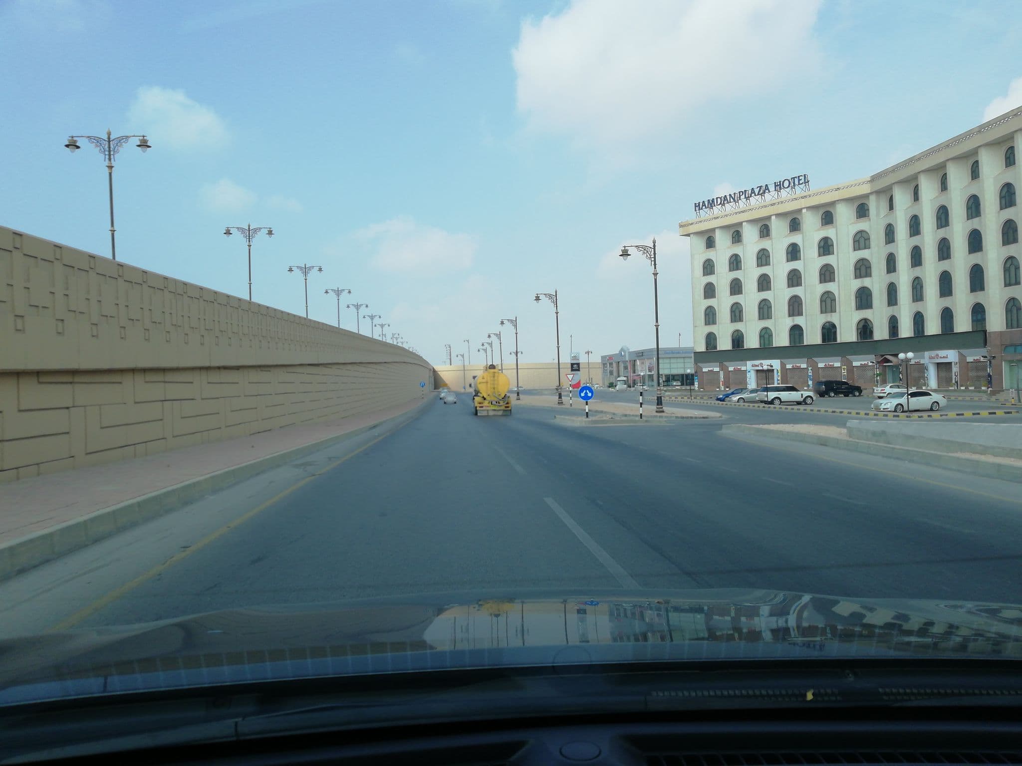 Street view near Hamadan Plaza, Şalālah — © geomapper69 (CC BY-SA · Mapillary)