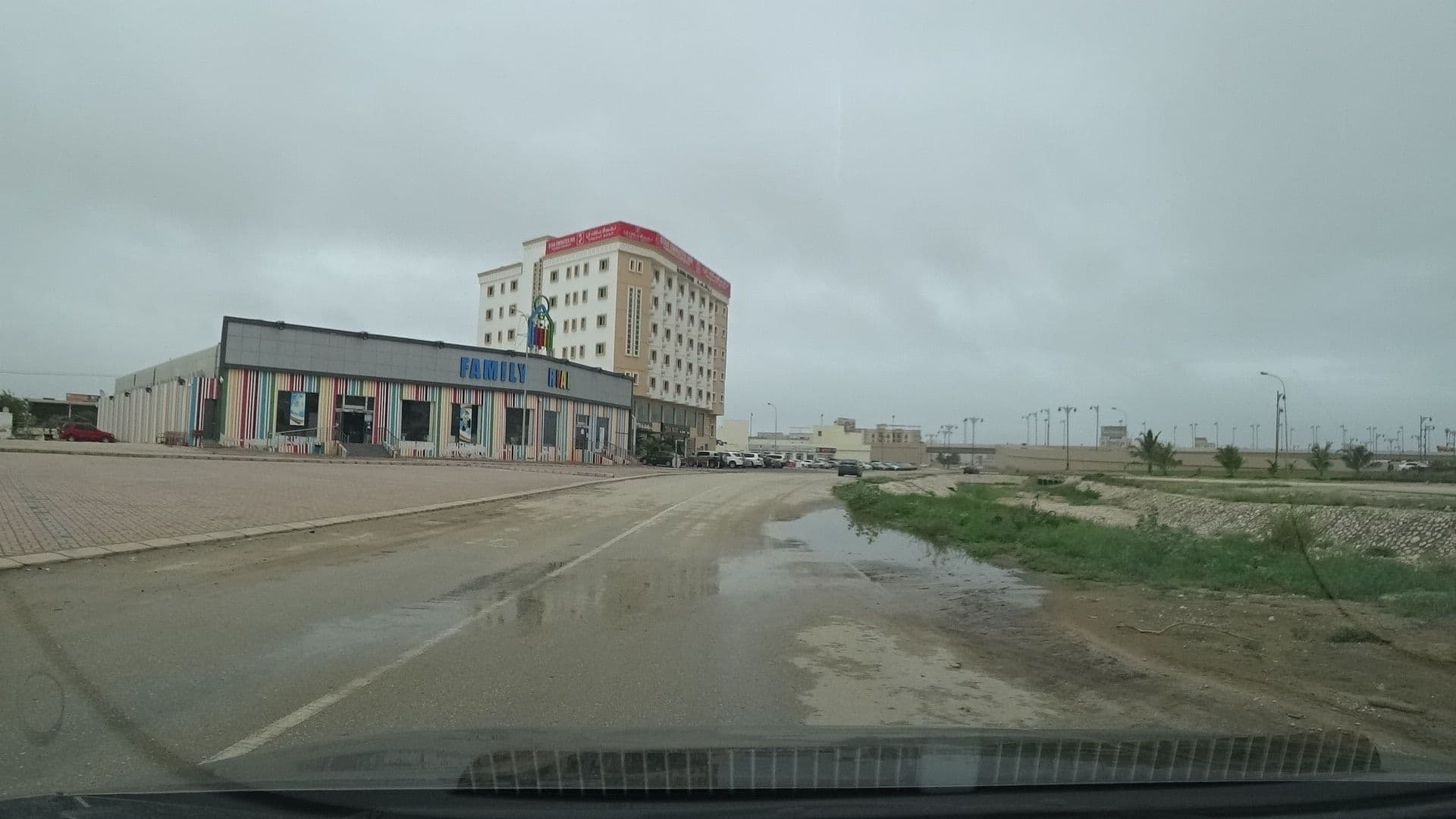 Street view near Hamdan Plaza Hotel (Salalah, Oman), Şalālah — © vbombaerts (CC BY-SA · Mapillary)