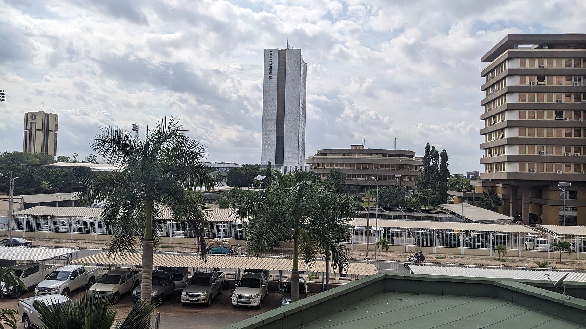 Hôtel 2 Février Lomé (via Wikimedia Commons, CC BY-SA 4.0)