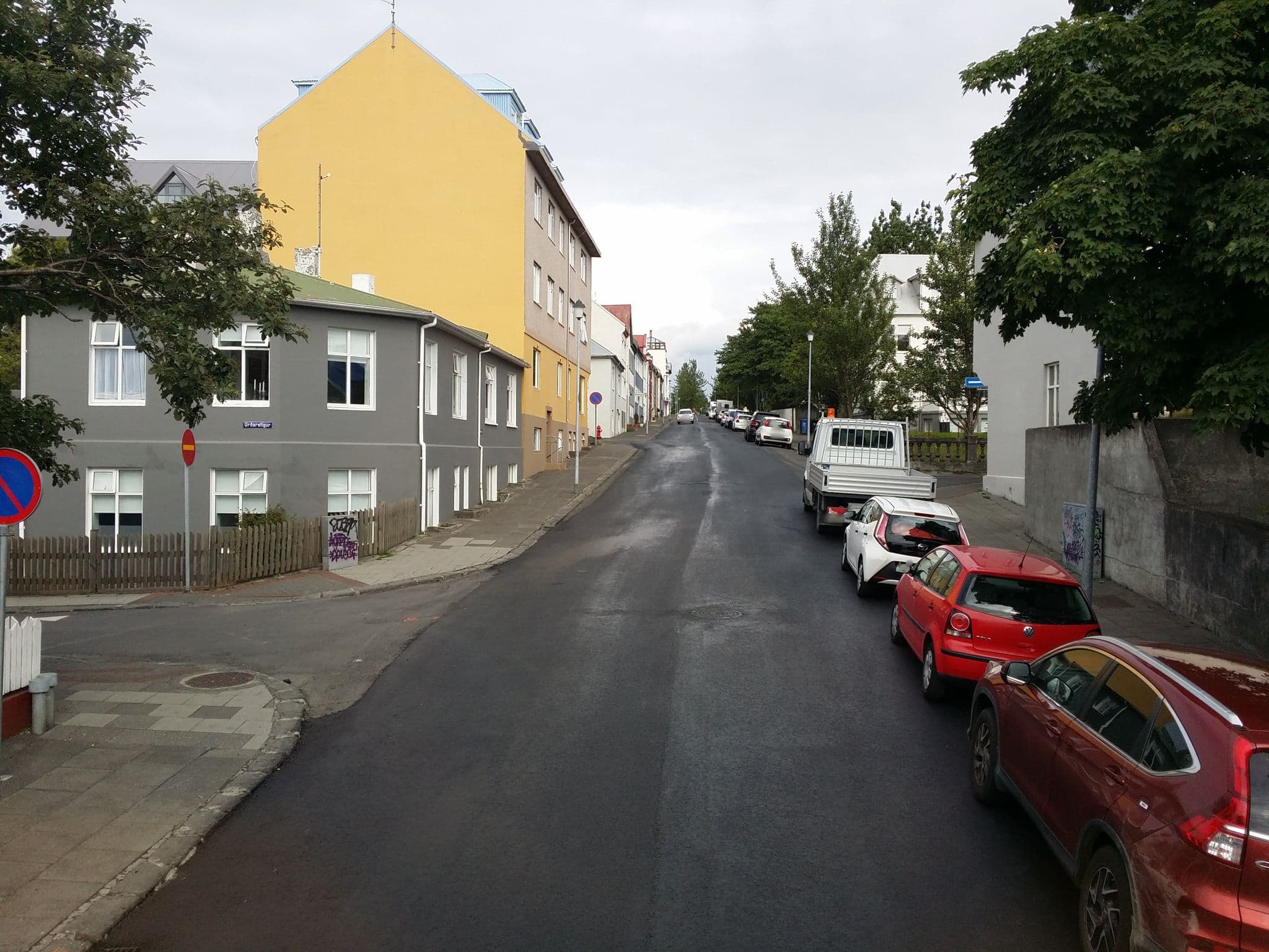 Street view near Big Yellow Airbnb, Reykjavík — © ainali (CC BY-SA · Mapillary)