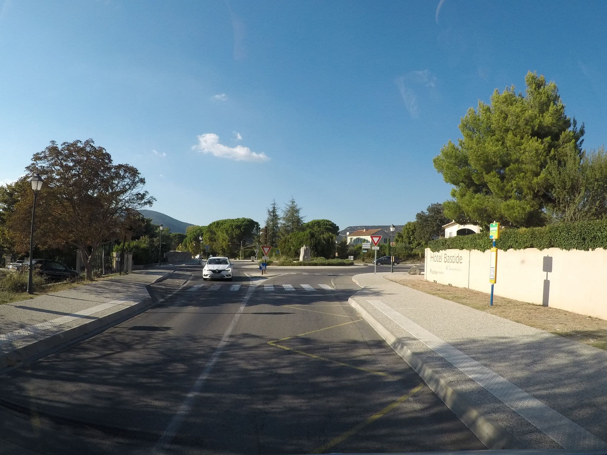 Street view near Hôtel Bastide de Lourmarin, Lourmarin — © yaron (CC BY-SA · Mapillary)