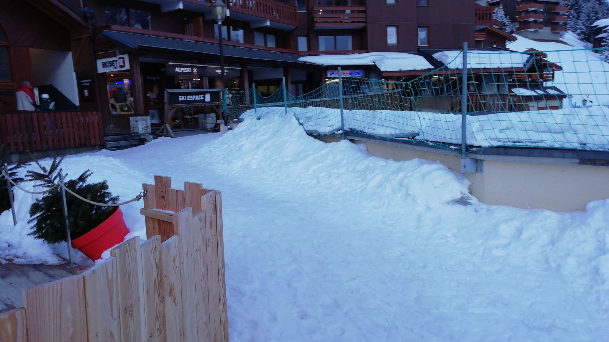 Street view near Plan du Lac, Méribel — © astrogot (CC BY-SA · Mapillary)
