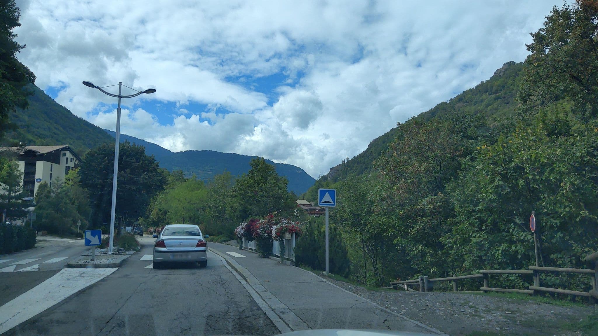 Street view near L’Atelier du Reve, Les Allues — © MatthieuF4FNE (CC BY-SA · Mapillary)