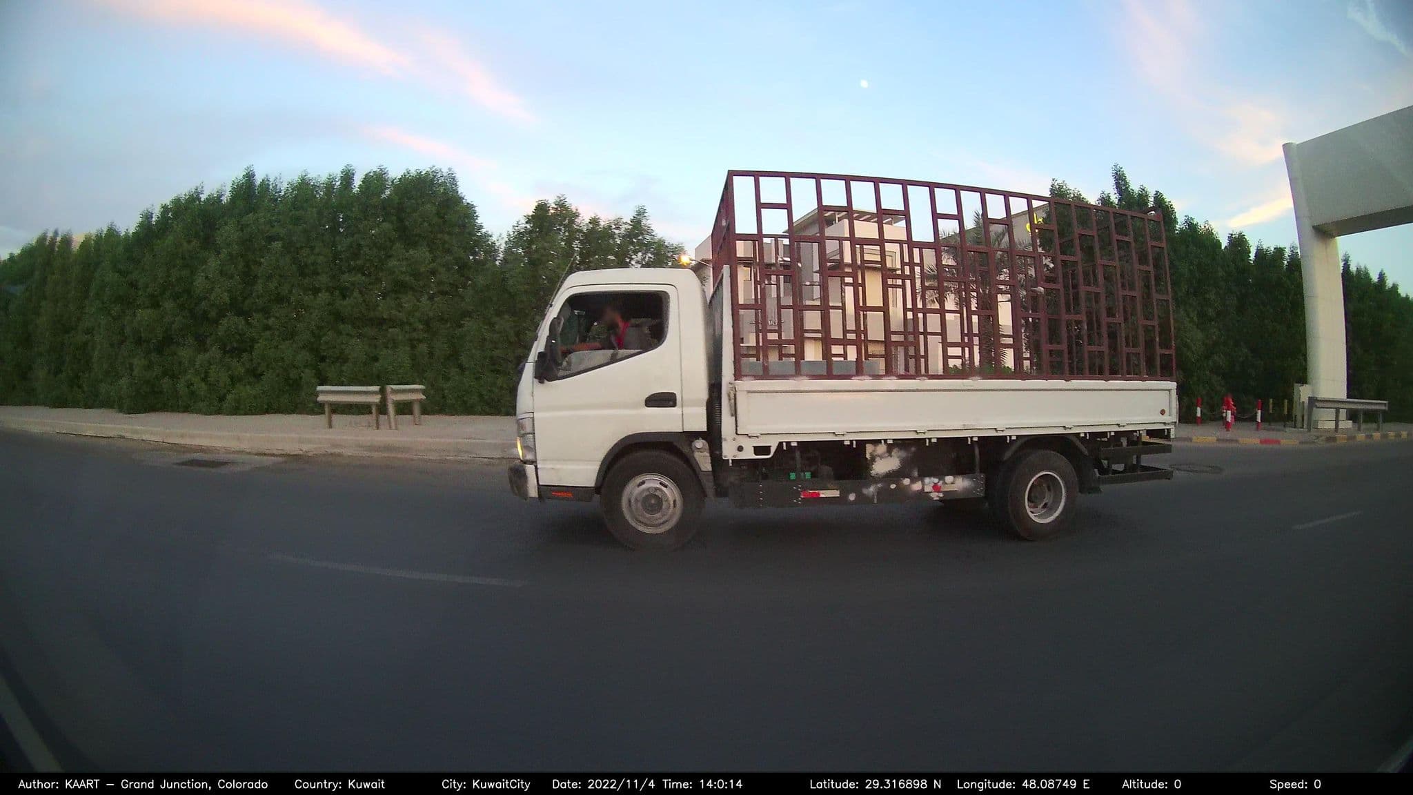 Street view near قاعه الفتوح - فندق الريجنسي, Ar Rumaythīyah — © kaart_2 (CC BY-SA · Mapillary)
