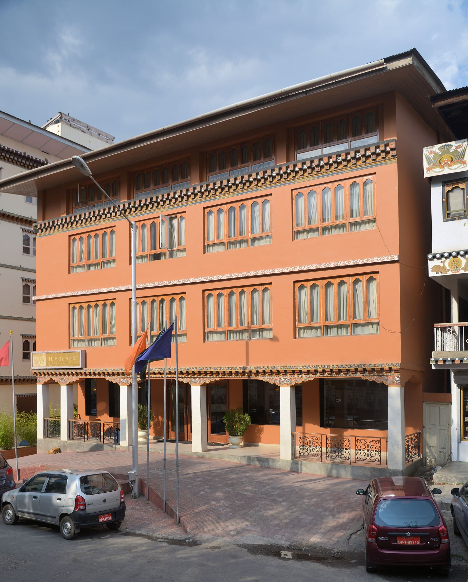 Jumolhari Hotel (via Wikimedia Commons, CC BY-SA 4.0)
