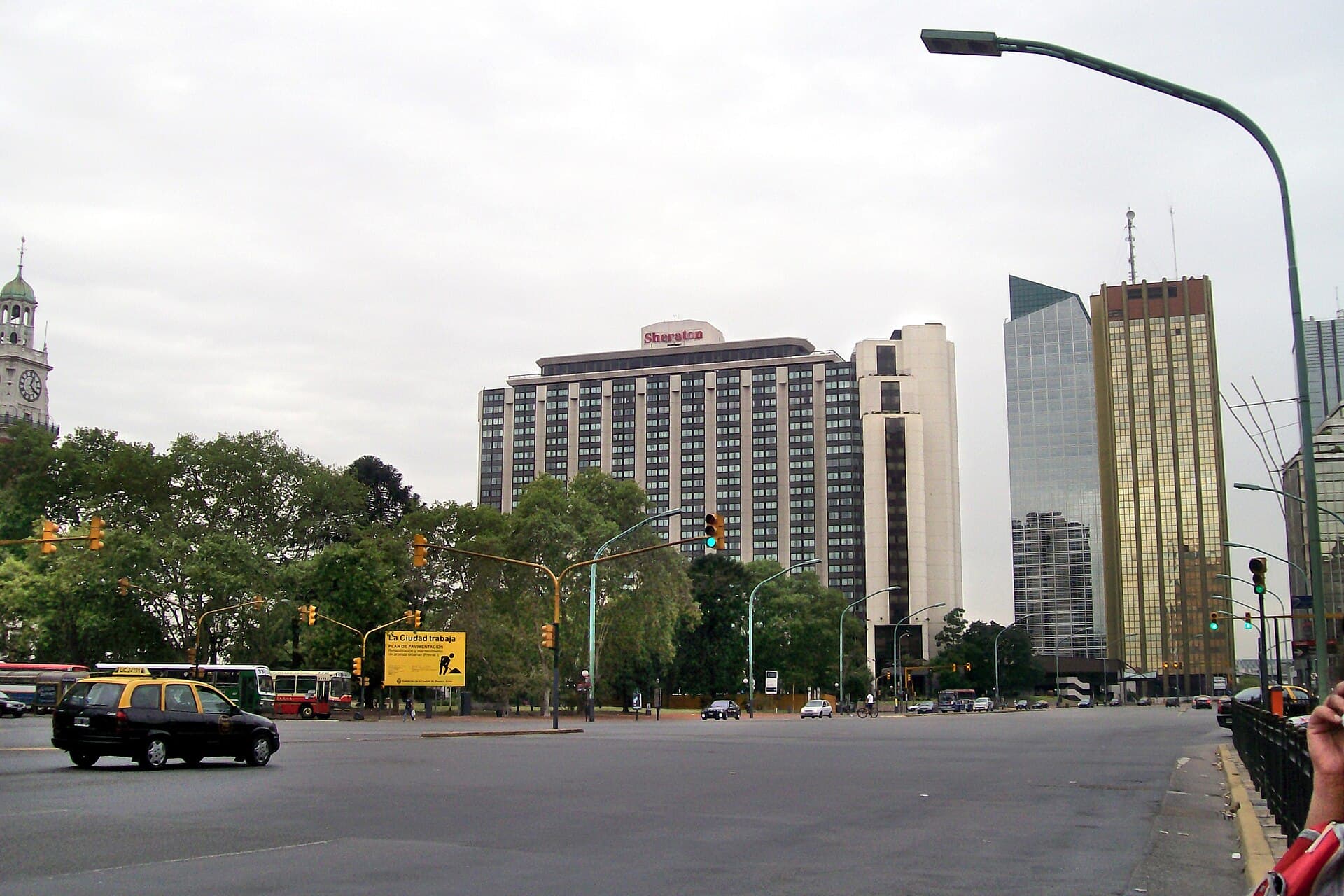 Sheraton Hotel & Convention Center (via Wikimedia Commons, CC BY-SA 4.0)