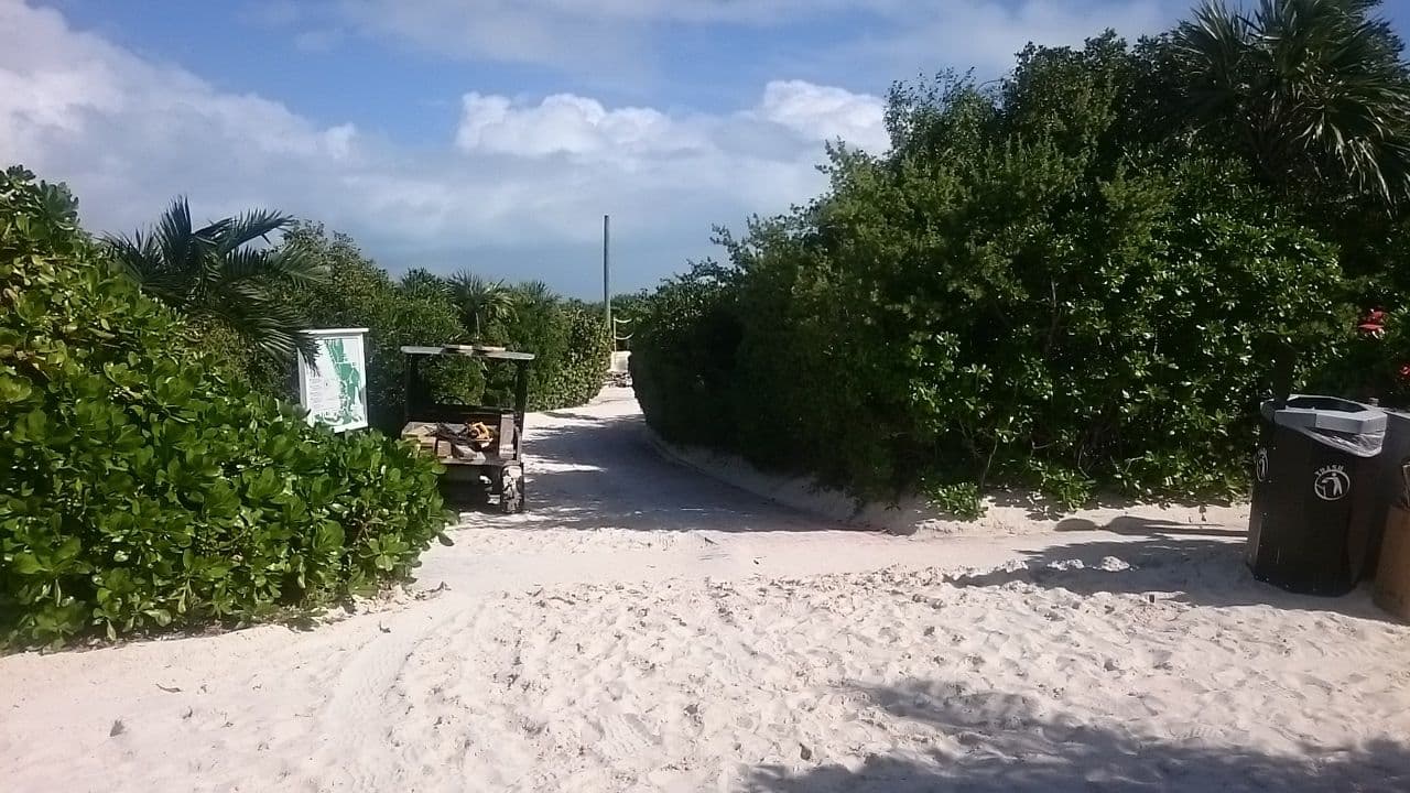 Street view near Half Moon Cay, Arthur’s Town — © juhanjuku (CC BY-SA · Mapillary)