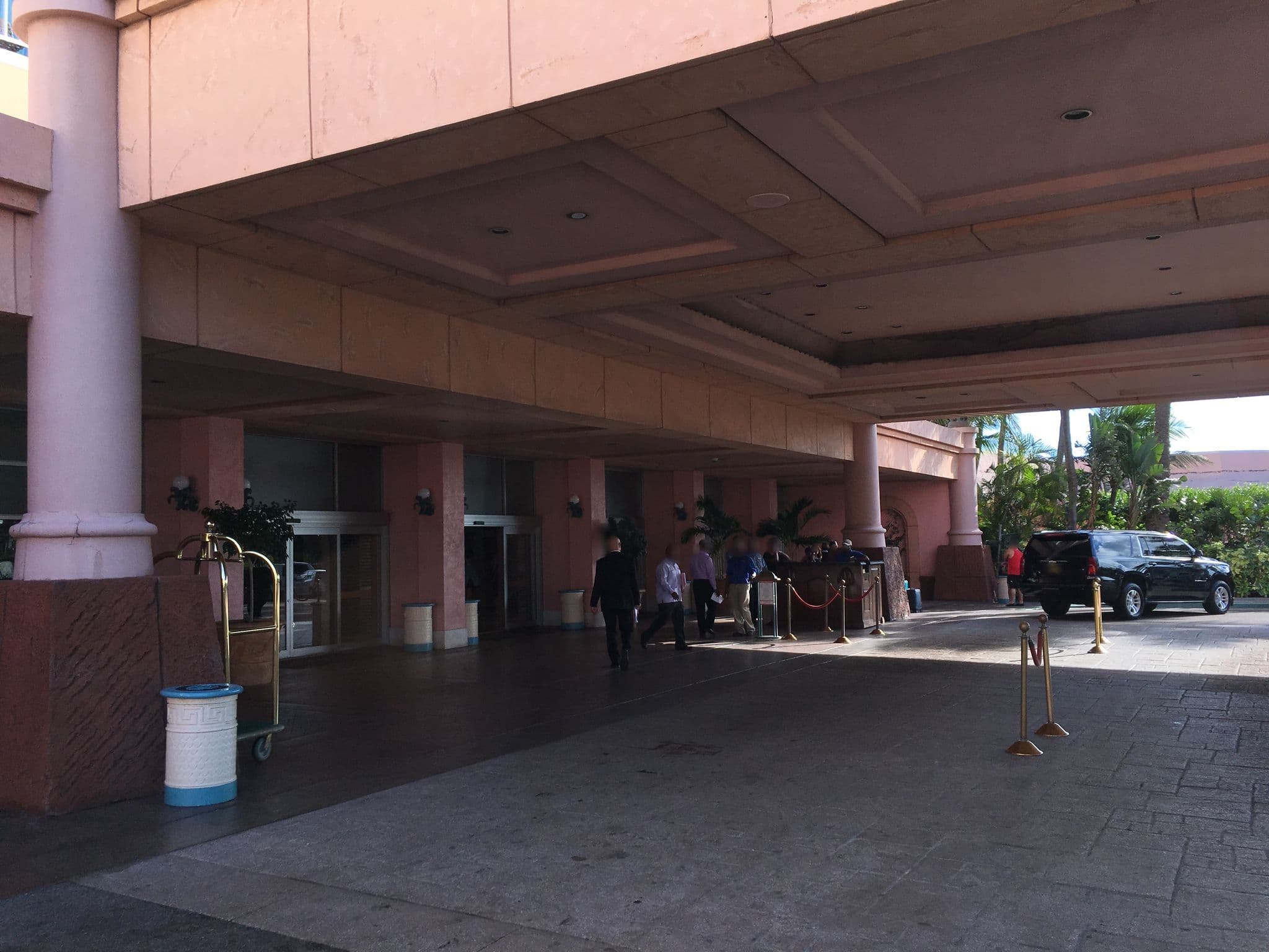 Street view near The Coral at Atlantis, Nassau — © raveneye (CC BY-SA · Mapillary)